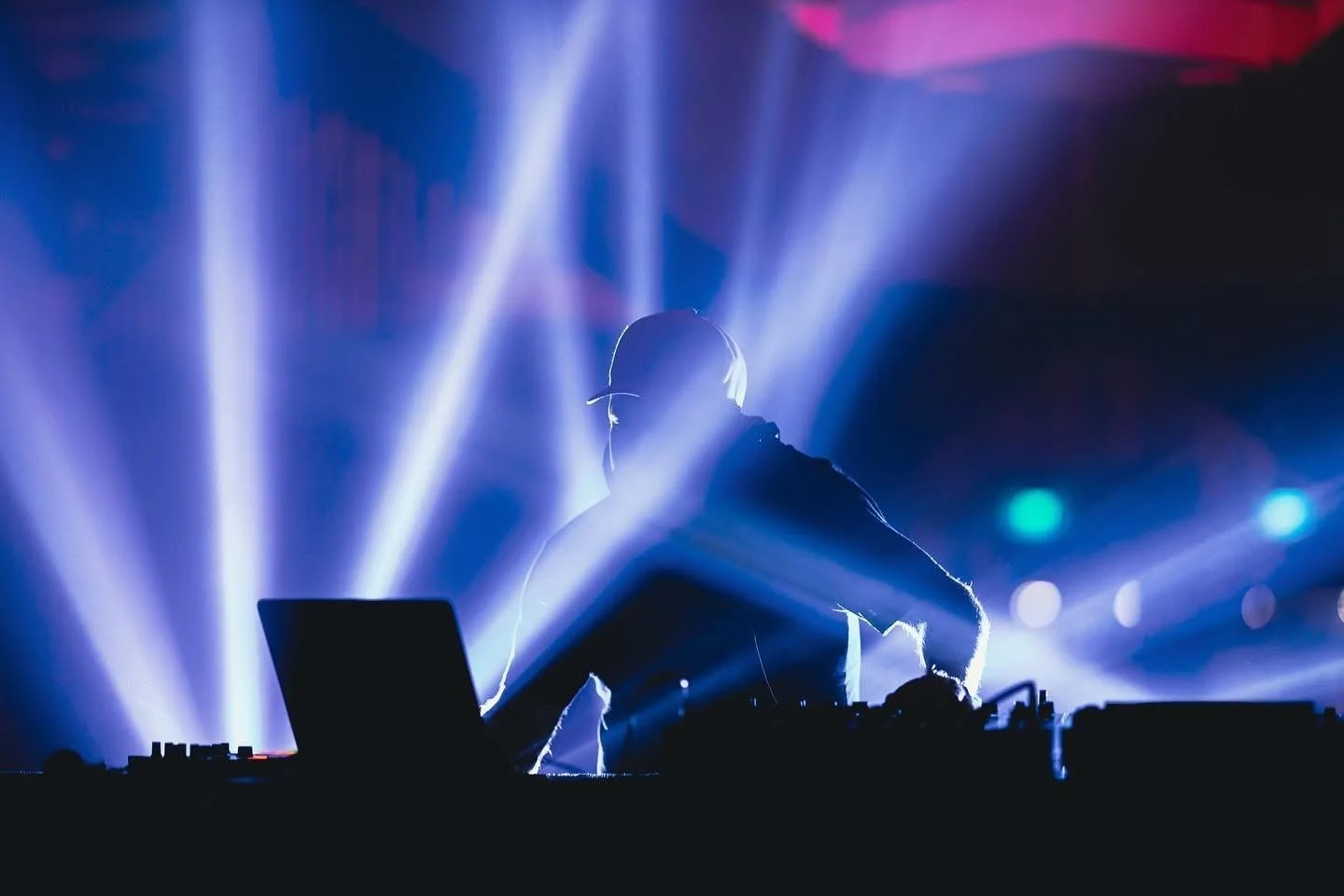 DJ spiller foran publikum på privat arrangement