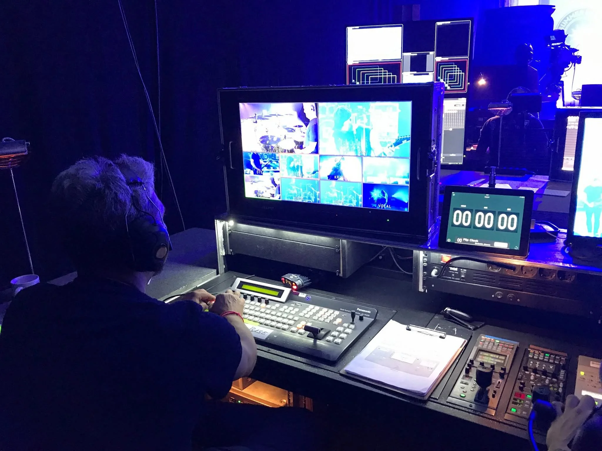 AV-tekniker styrer lyd og livestream fra FOH kontrollplass