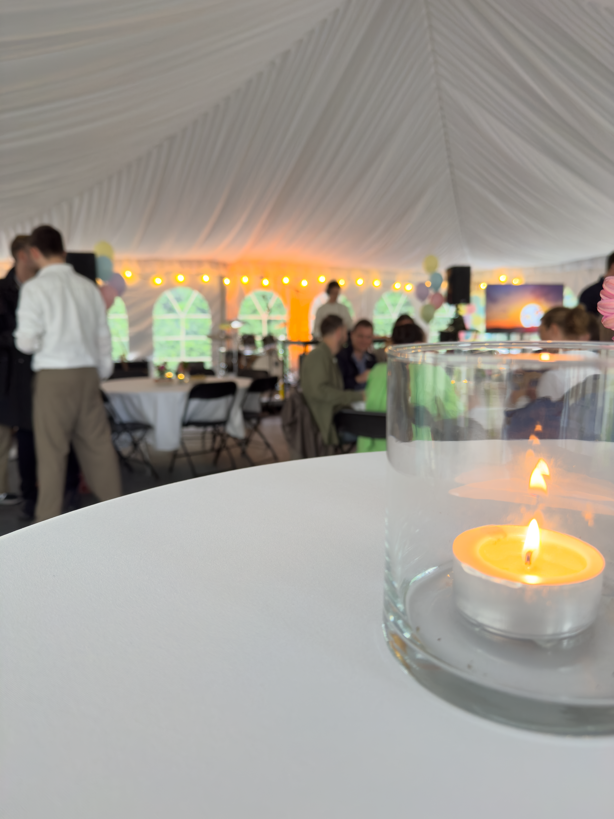 Partytelt montert med gulv til utendørs arrangement