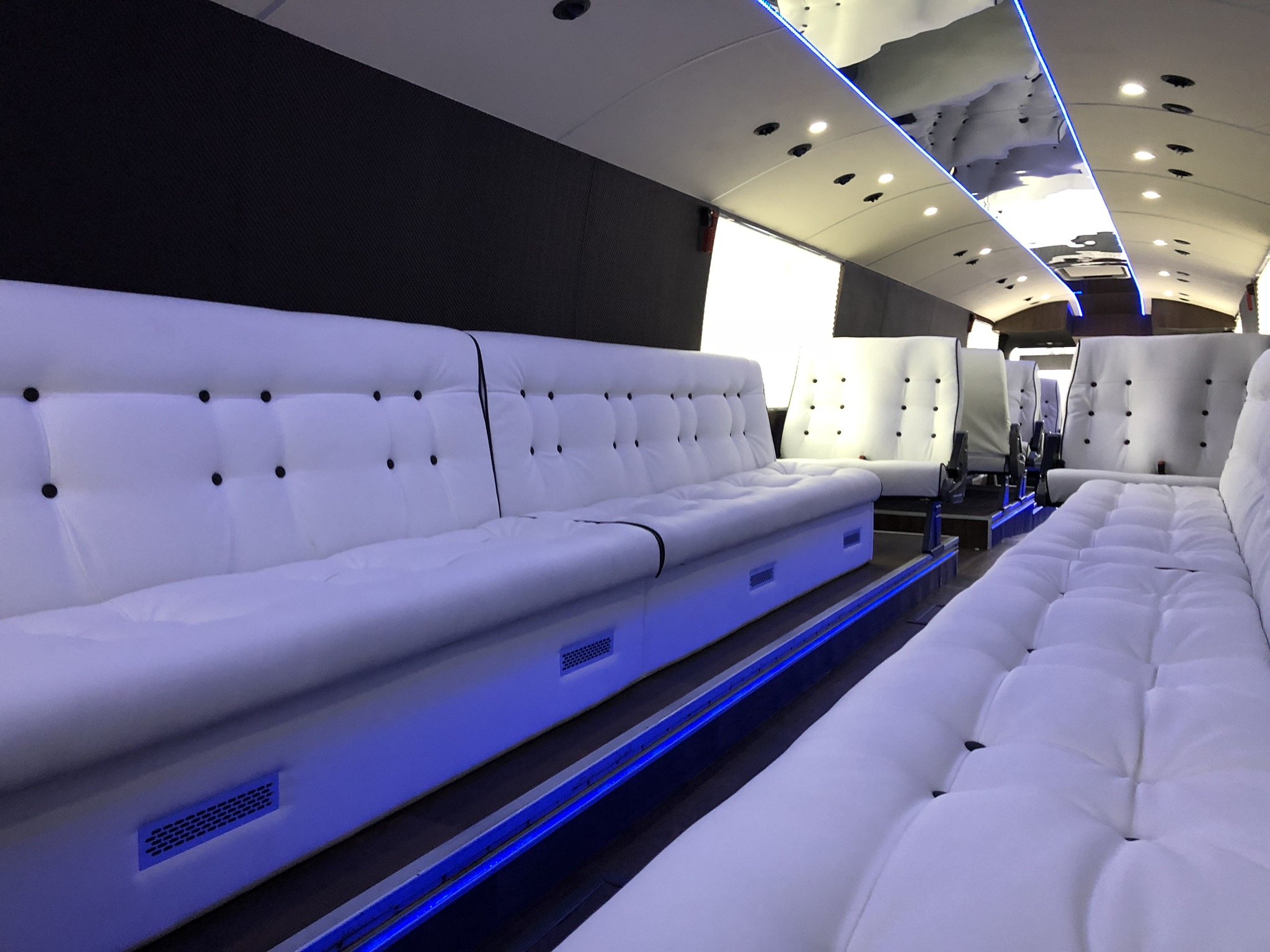 Interiøret til en russebuss med kraftig lydanlegg