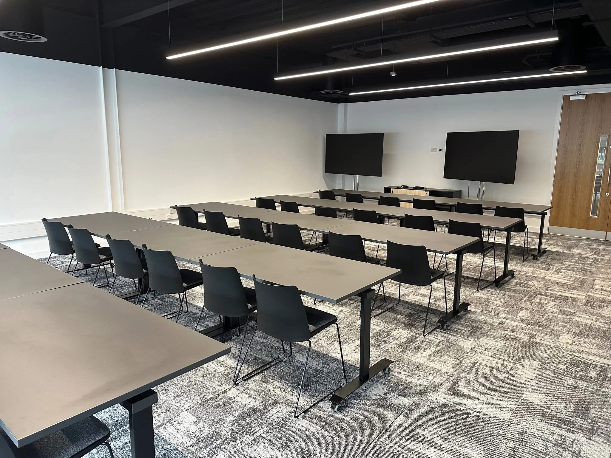 Projektor med bakprojeksjon under foredrag i Oslo