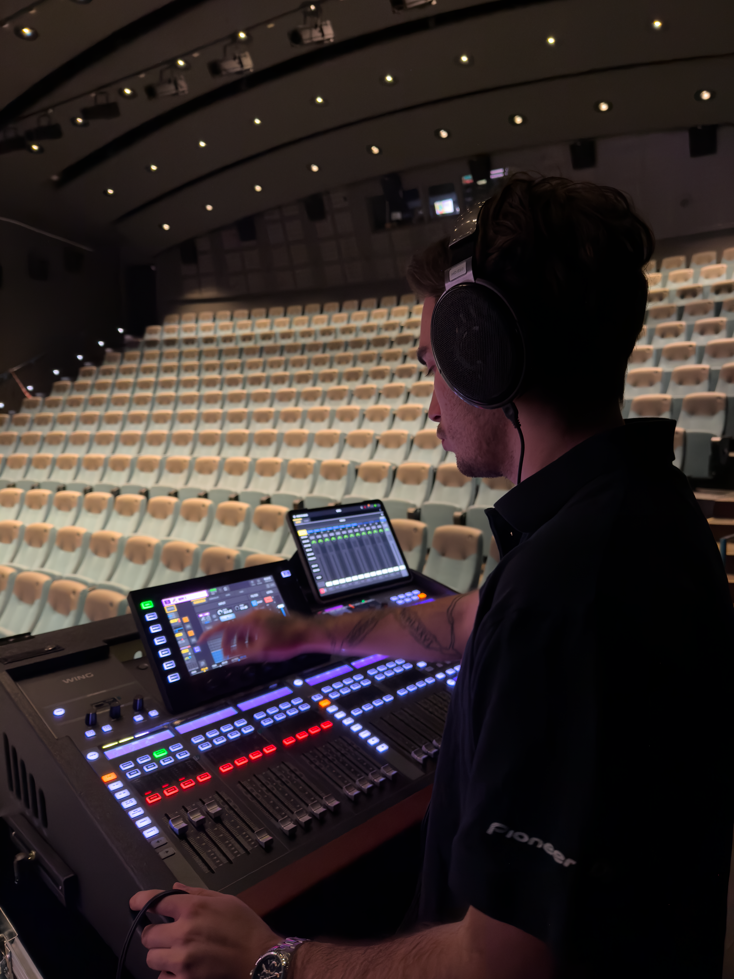 Lyd- og lystekniker jobber med teknisk lydprøve før arrangement