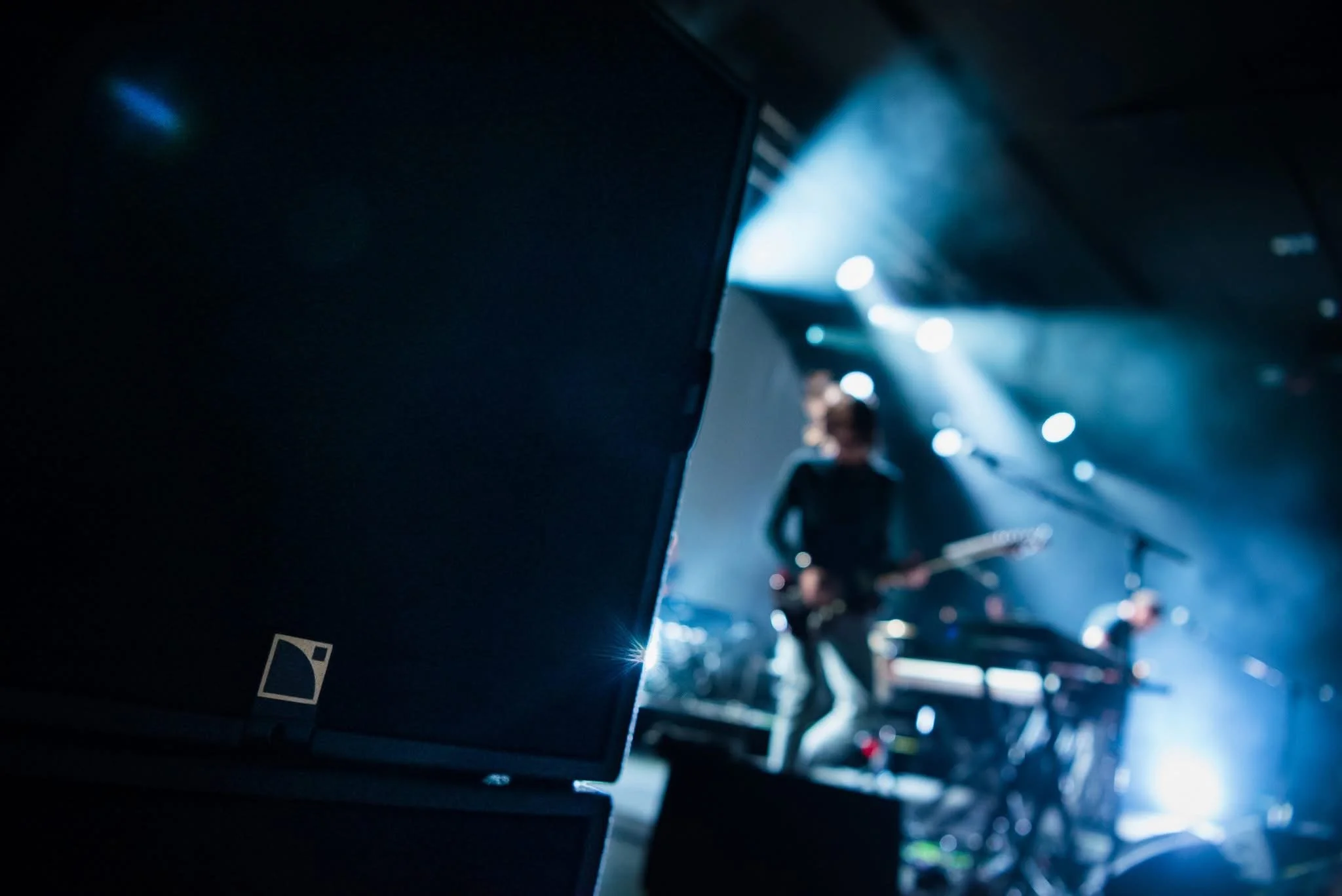 Liveband opptrer på scene under firmafest