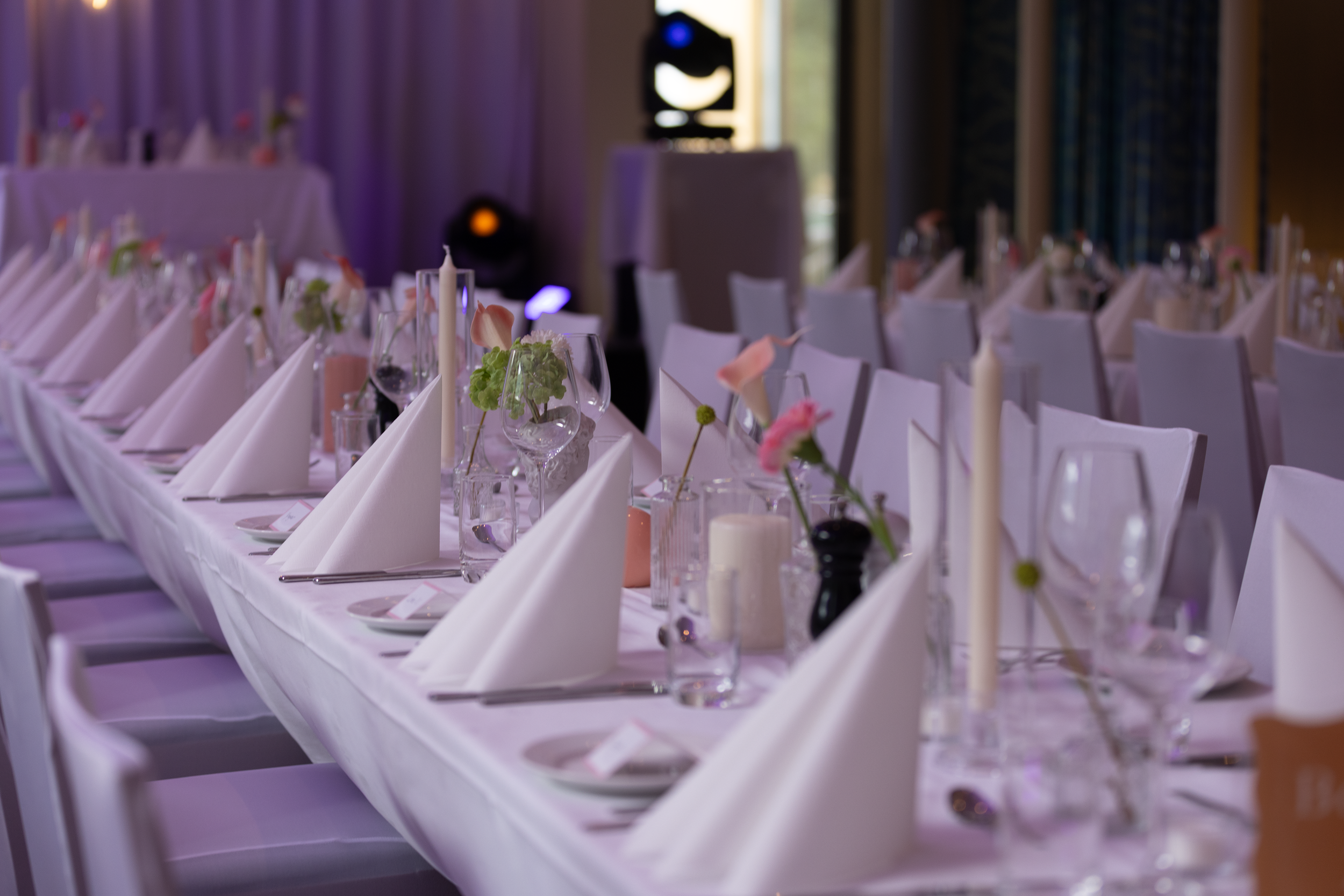 Hvite stoltrekk montert klart til bryllup