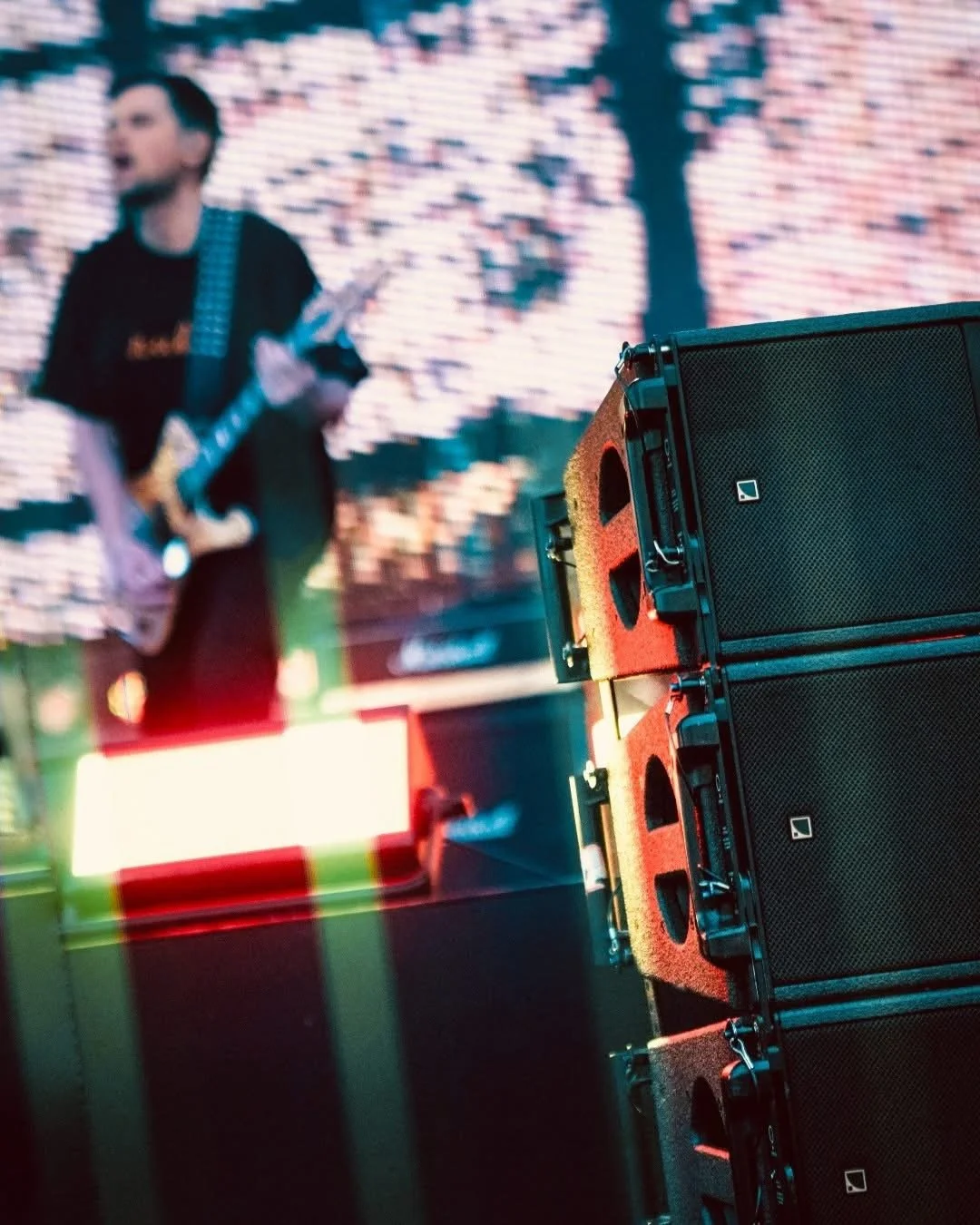 Publikum foran scene under konsertproduksjon