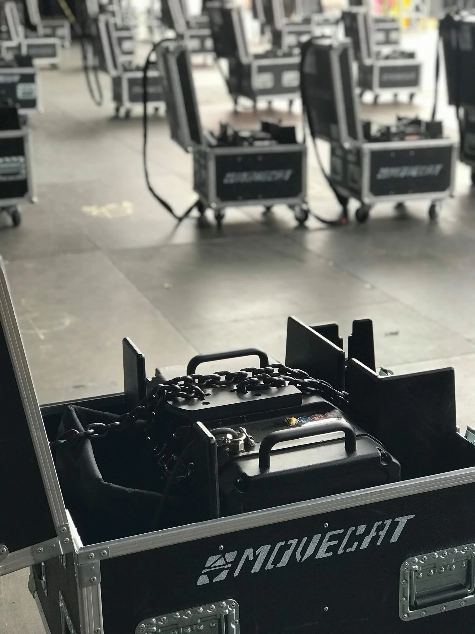 Rigger klargjør løftemotorer til scene