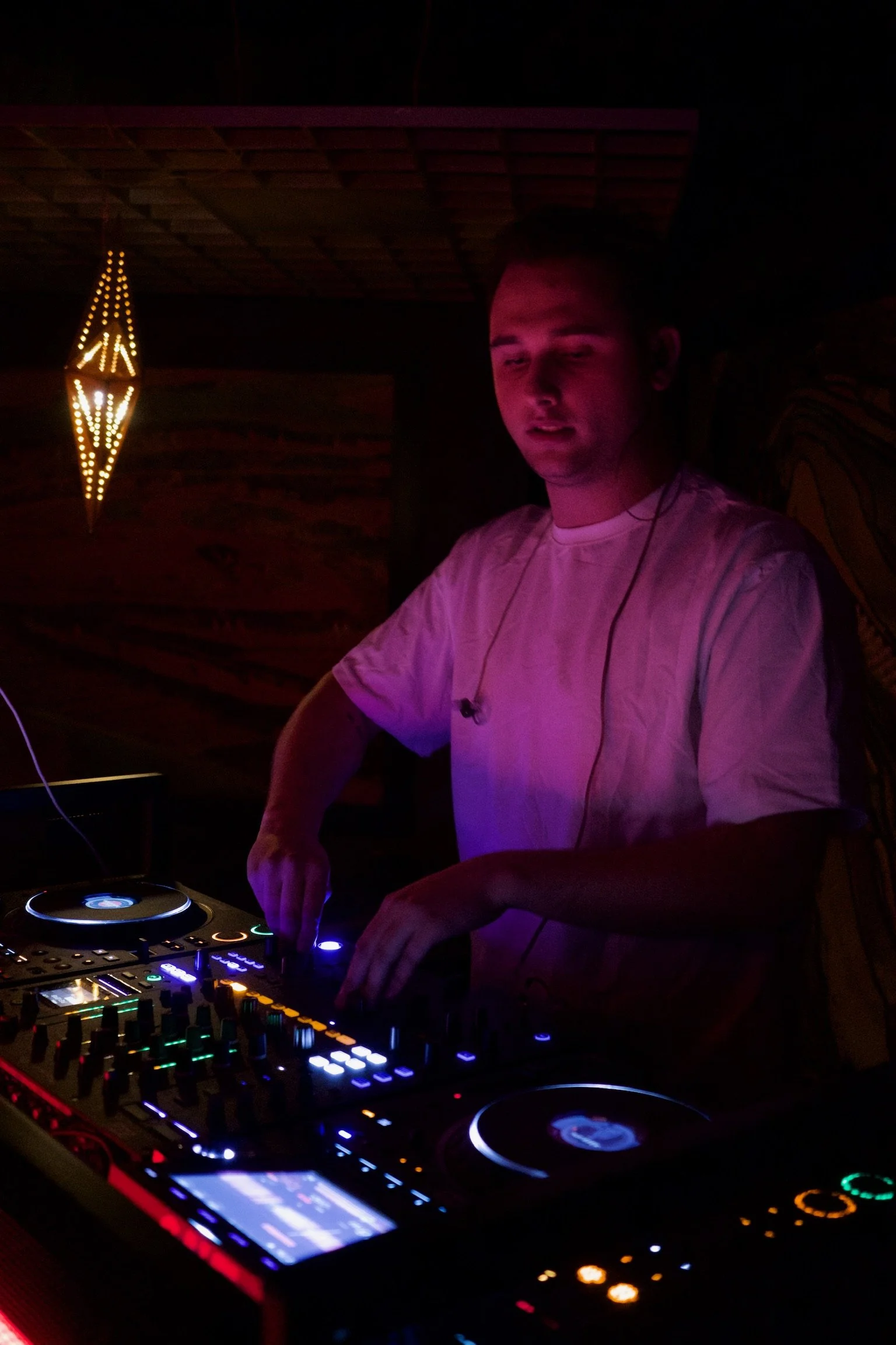 DJ spiller på profesjonelt utstyr under arrangement i Oslo