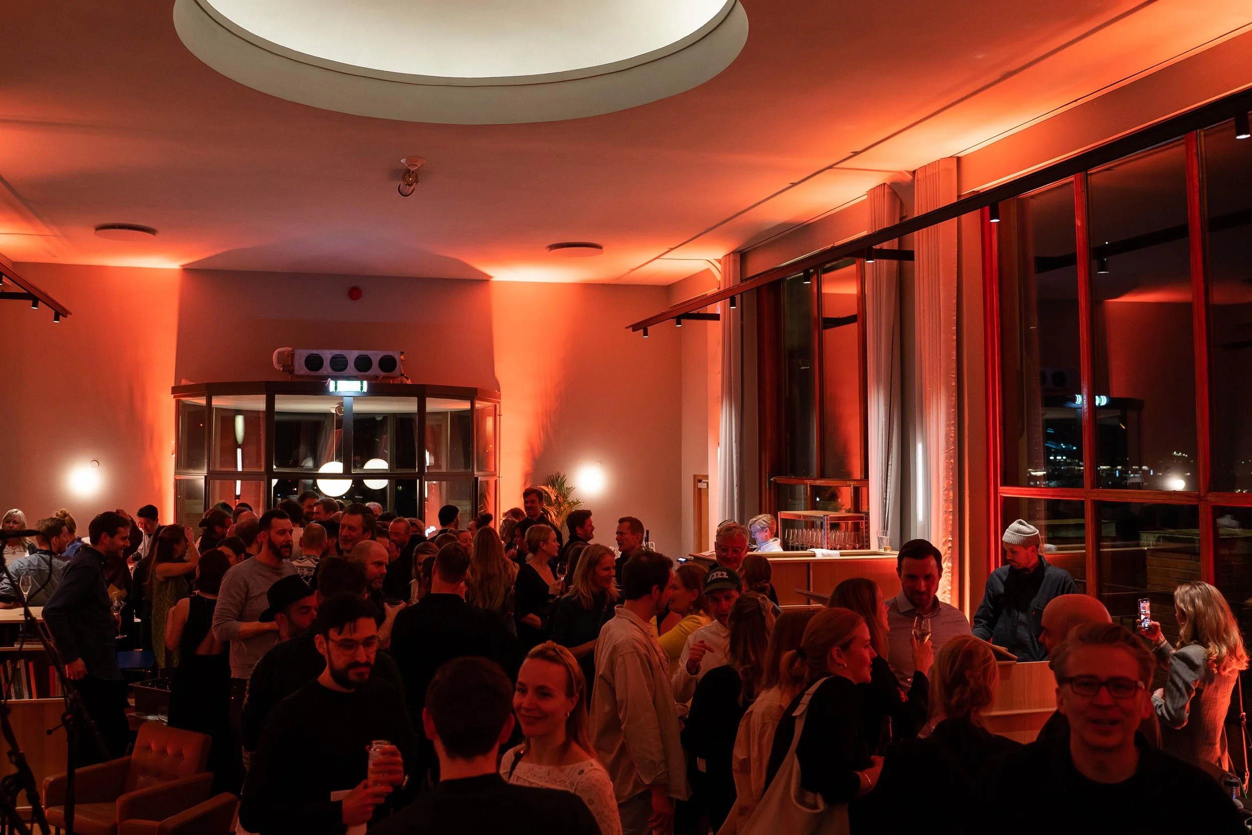 Firmafest i Oslo med scene, lys og underholdning rigget