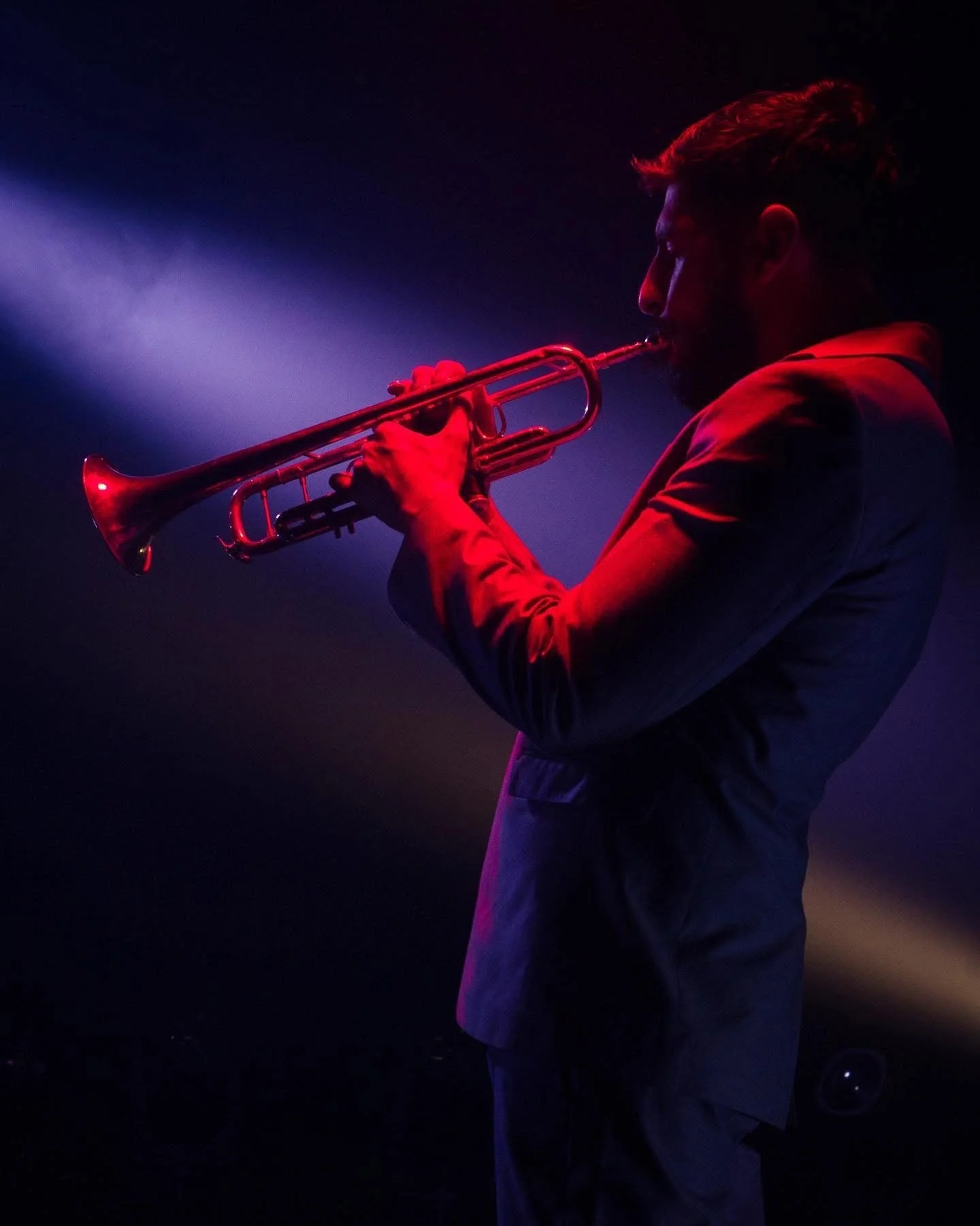 Saksofonist spiller live under firmafest i Oslo