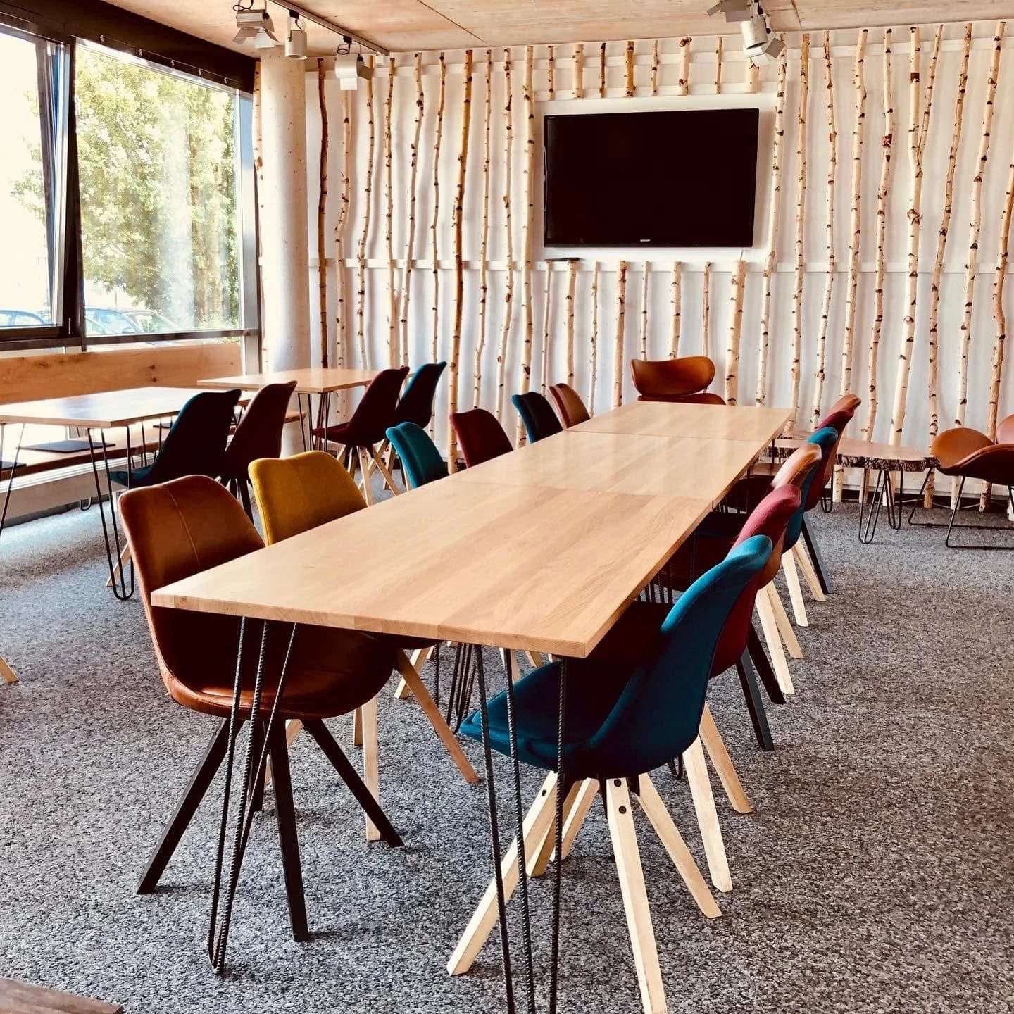 Møtebord klargjort for teknisk produksjonsmøte