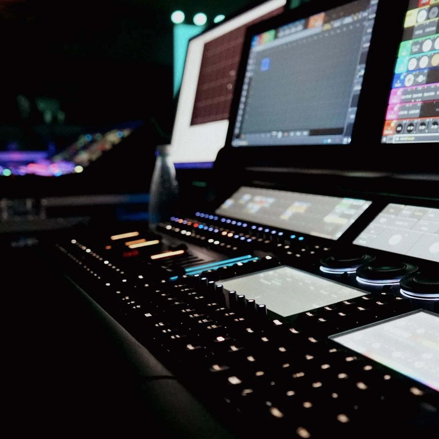 Lyd- og lystekniker jobber med teknisk lydprøve før arrangement