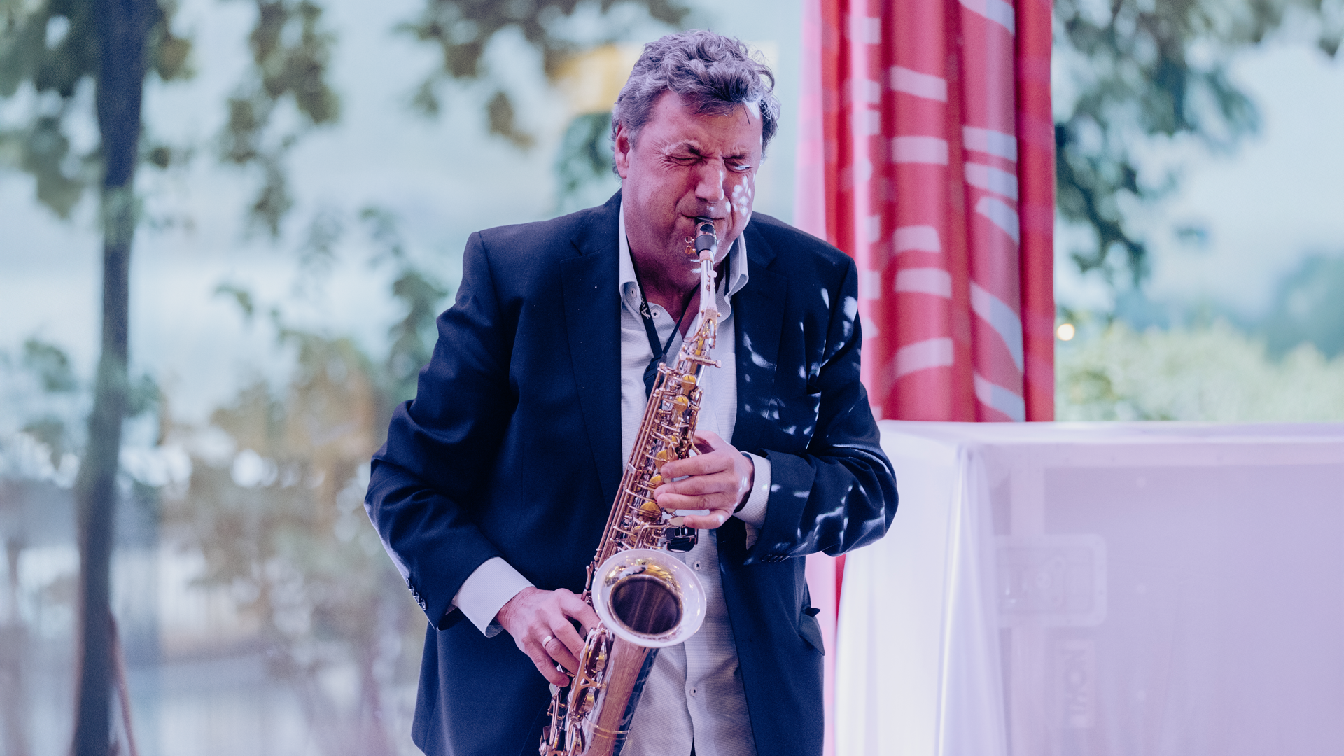 Saksofonist spiller live under bryllup i Oslo