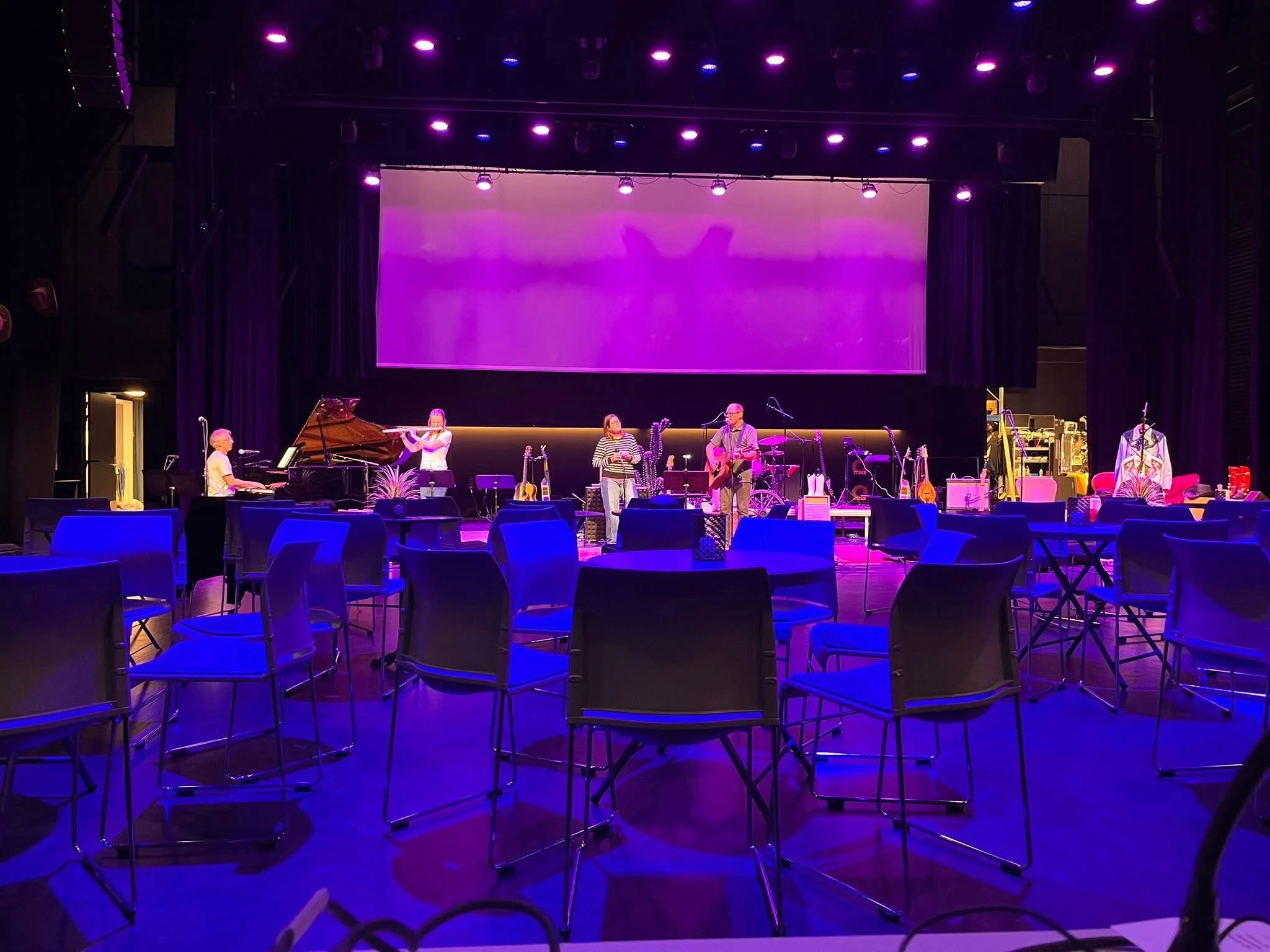 Liveband opptrer på scene under firmafest