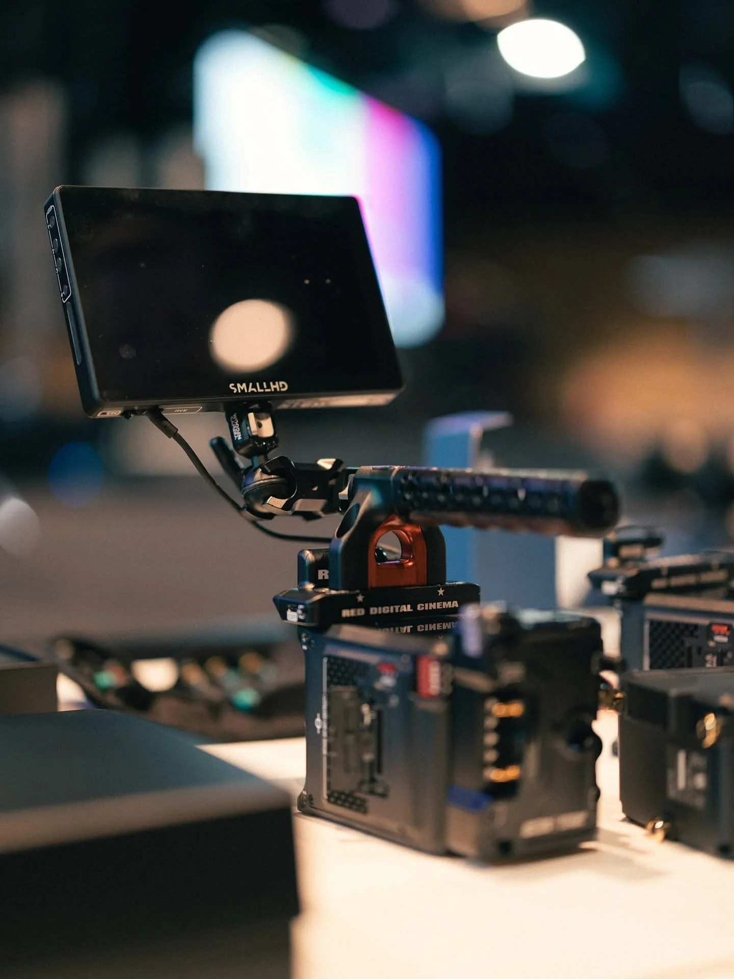 Videograf filmer arrangement med profesjonelt kamera fra RED Digital Cinema camera