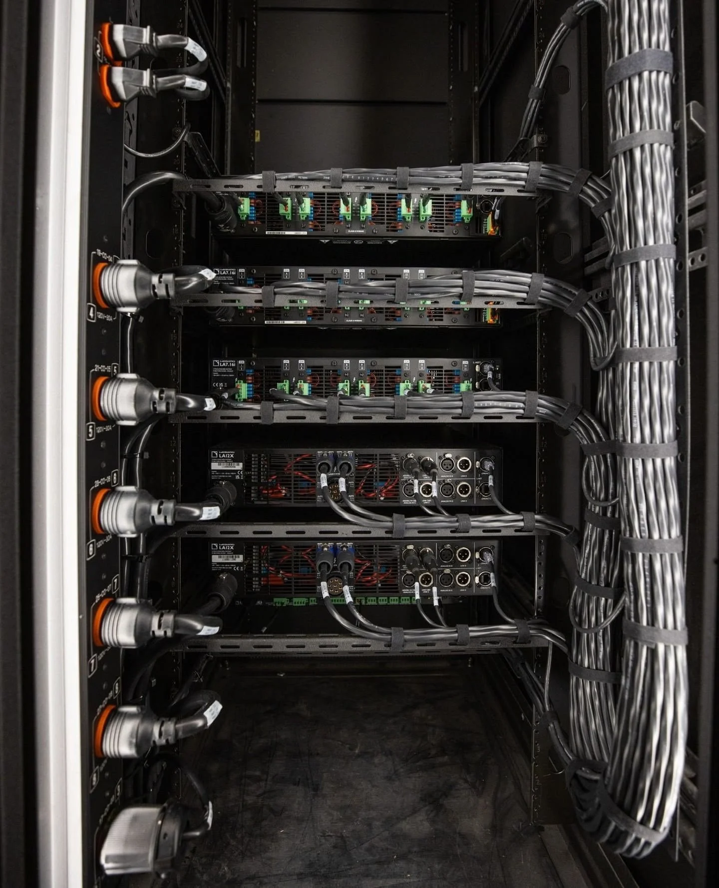 Installasjon av profesjonelt PA system fra L-Acoustics