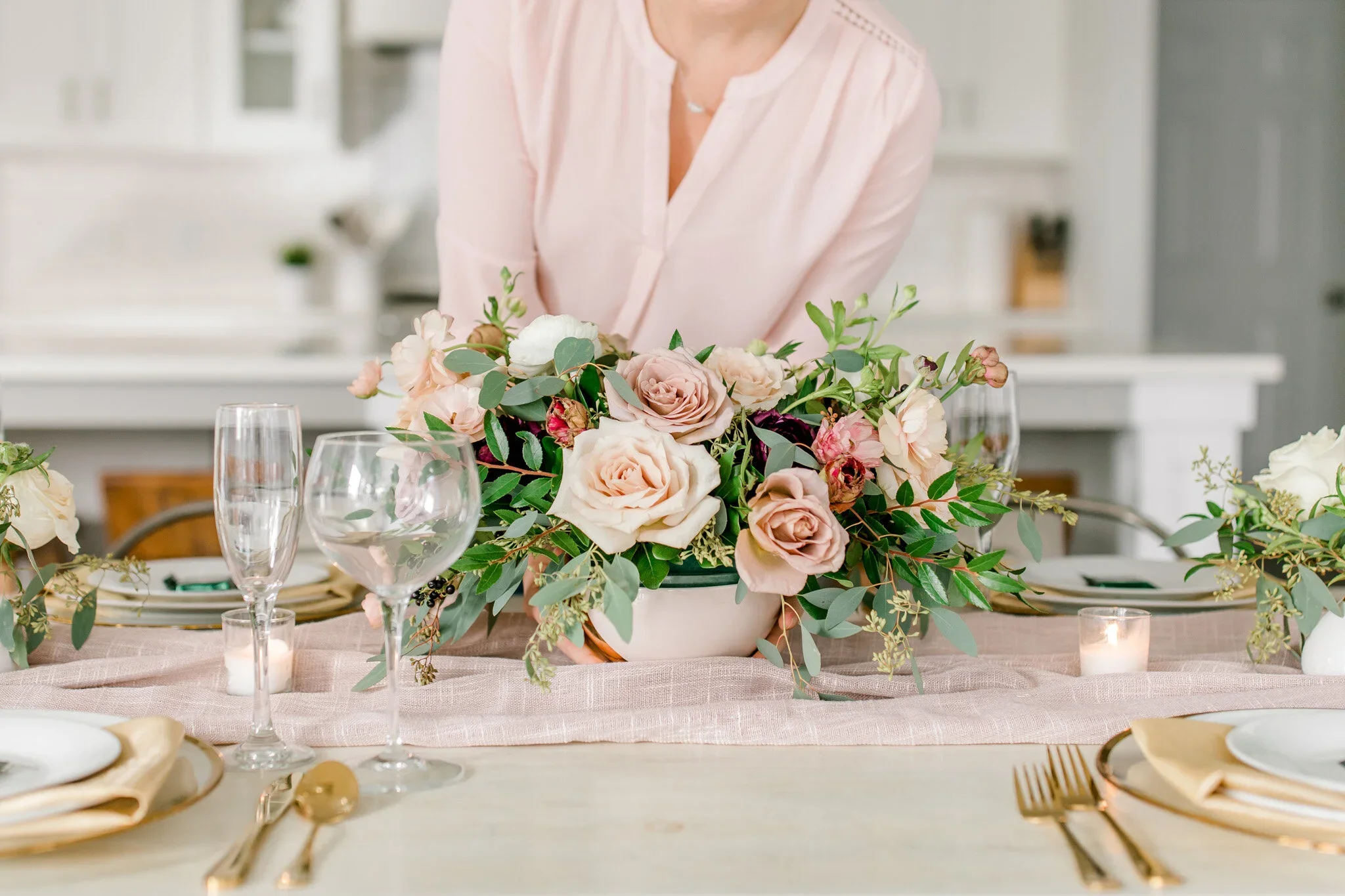 Bryllupskoordinator og dekoratør klargjør lokale i Oslo