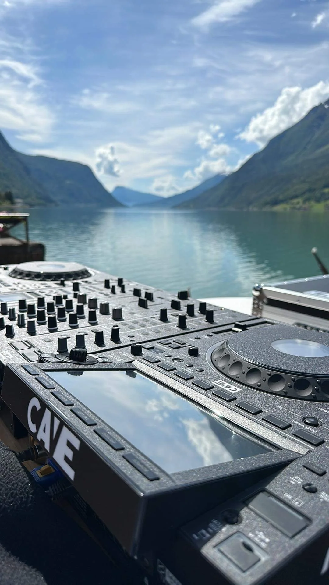 DJ utstyr rigget for event ved fjorden