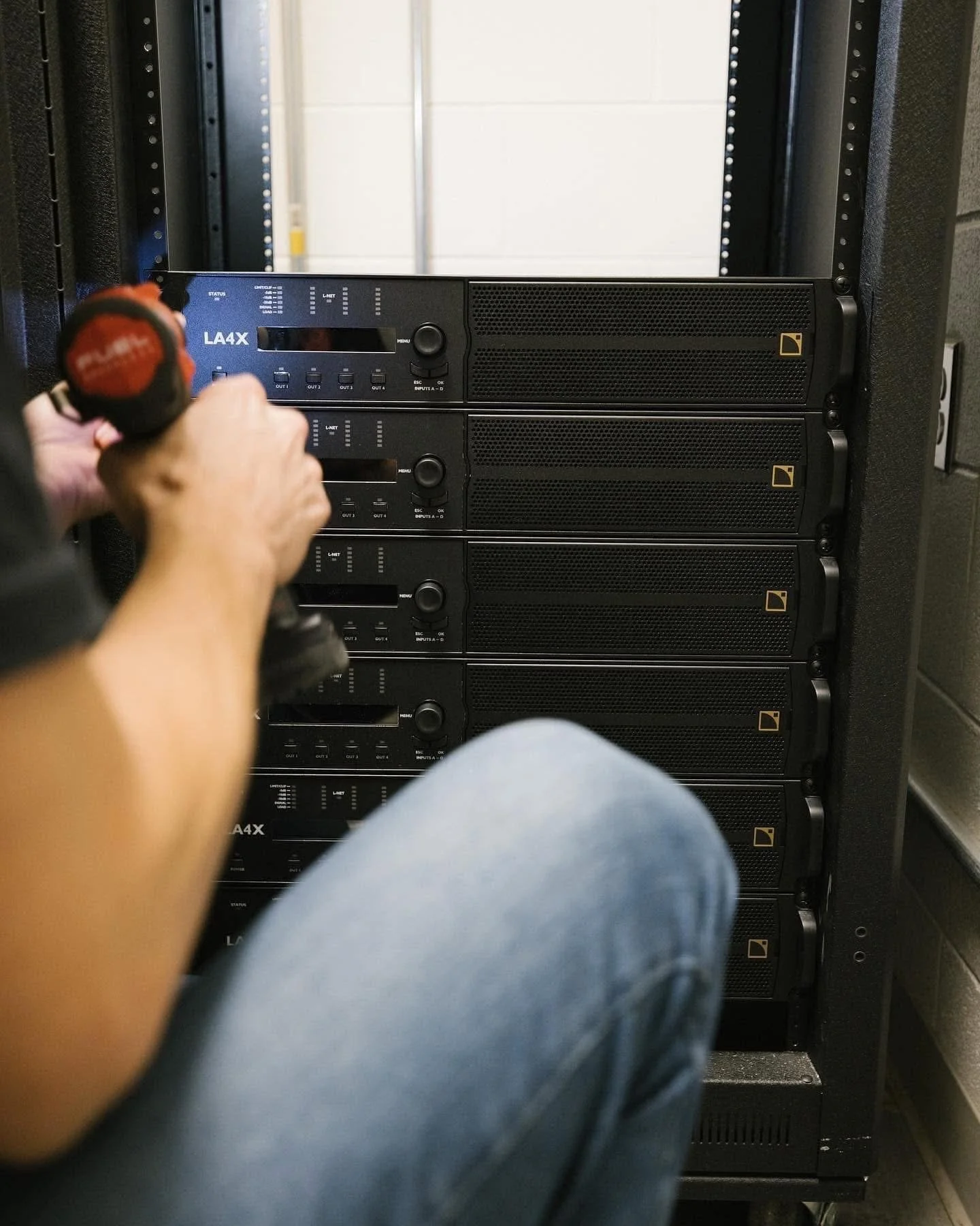 Lydtekniker installerer profesjonelt lydanlegg i lokale 