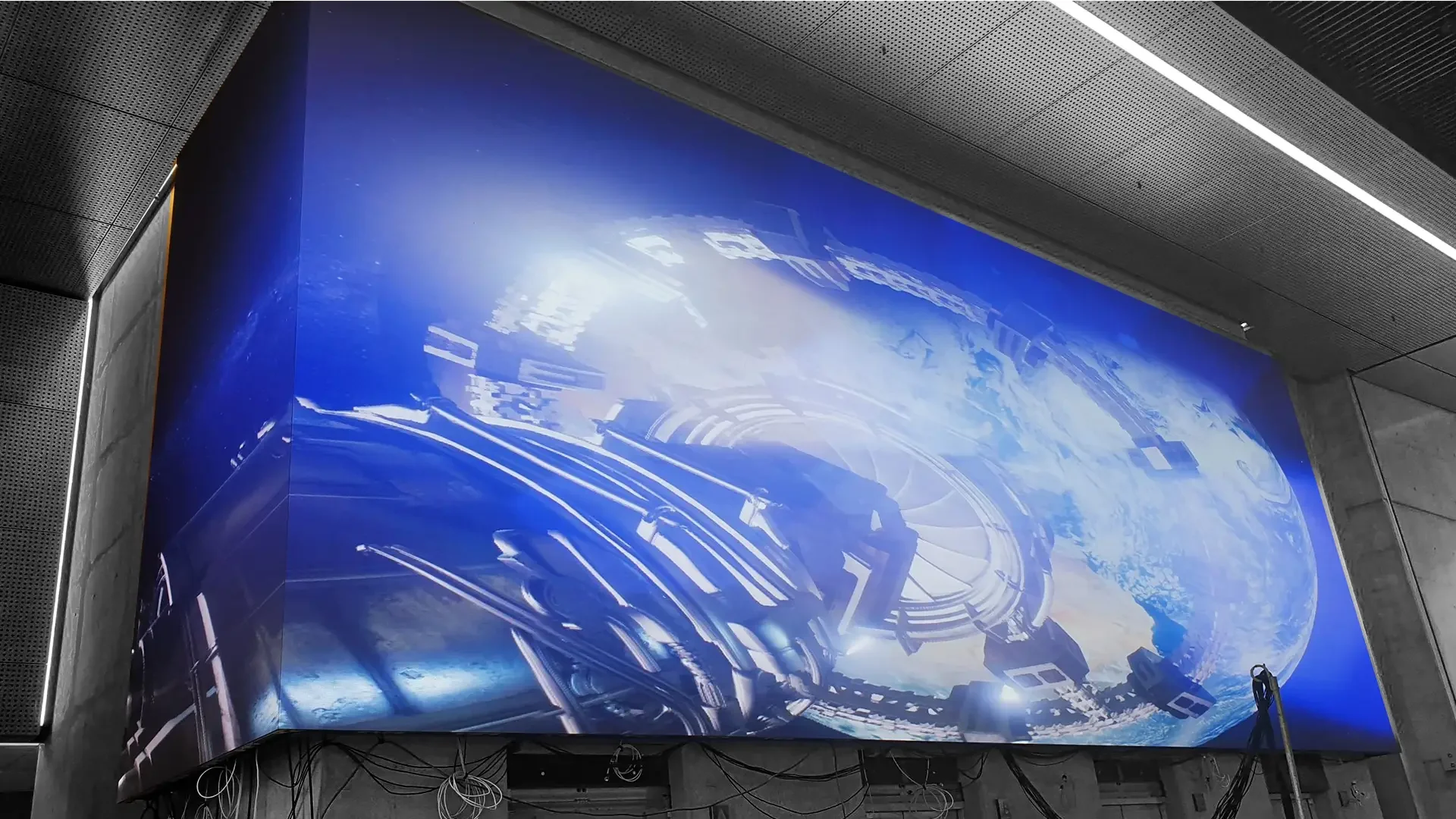 Montering av fast installert LED-skjerm i offentlig lokale