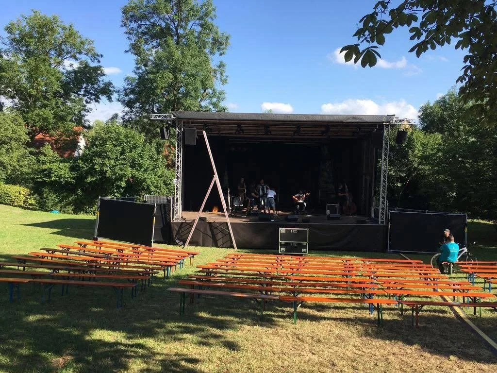 Mobilscene montert klart til utendørs arrangement i Sandvika