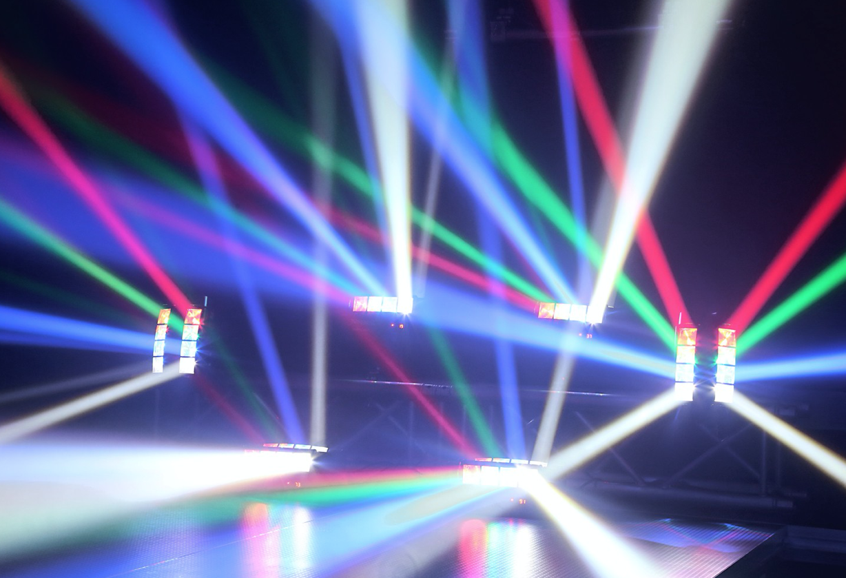 Discolys i bruk på dansegulv under fest