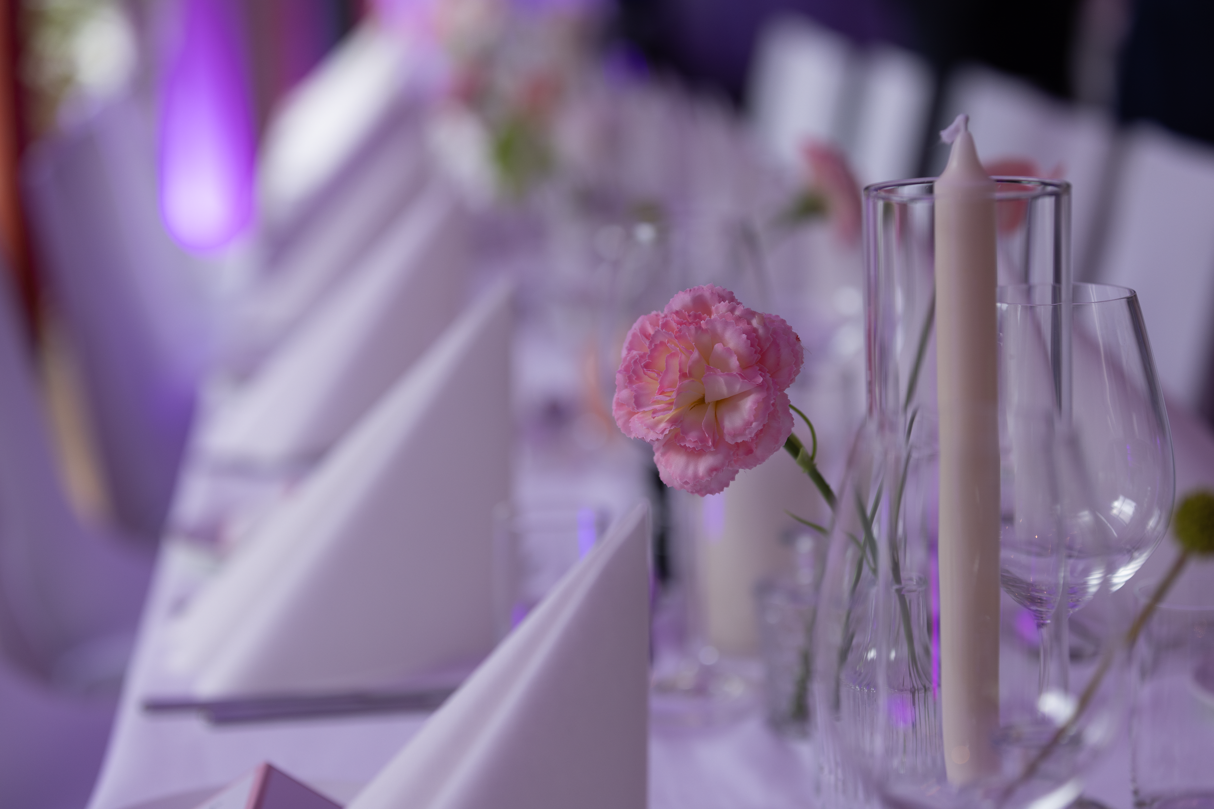 Bord dekorert med tilpasset eventdekor