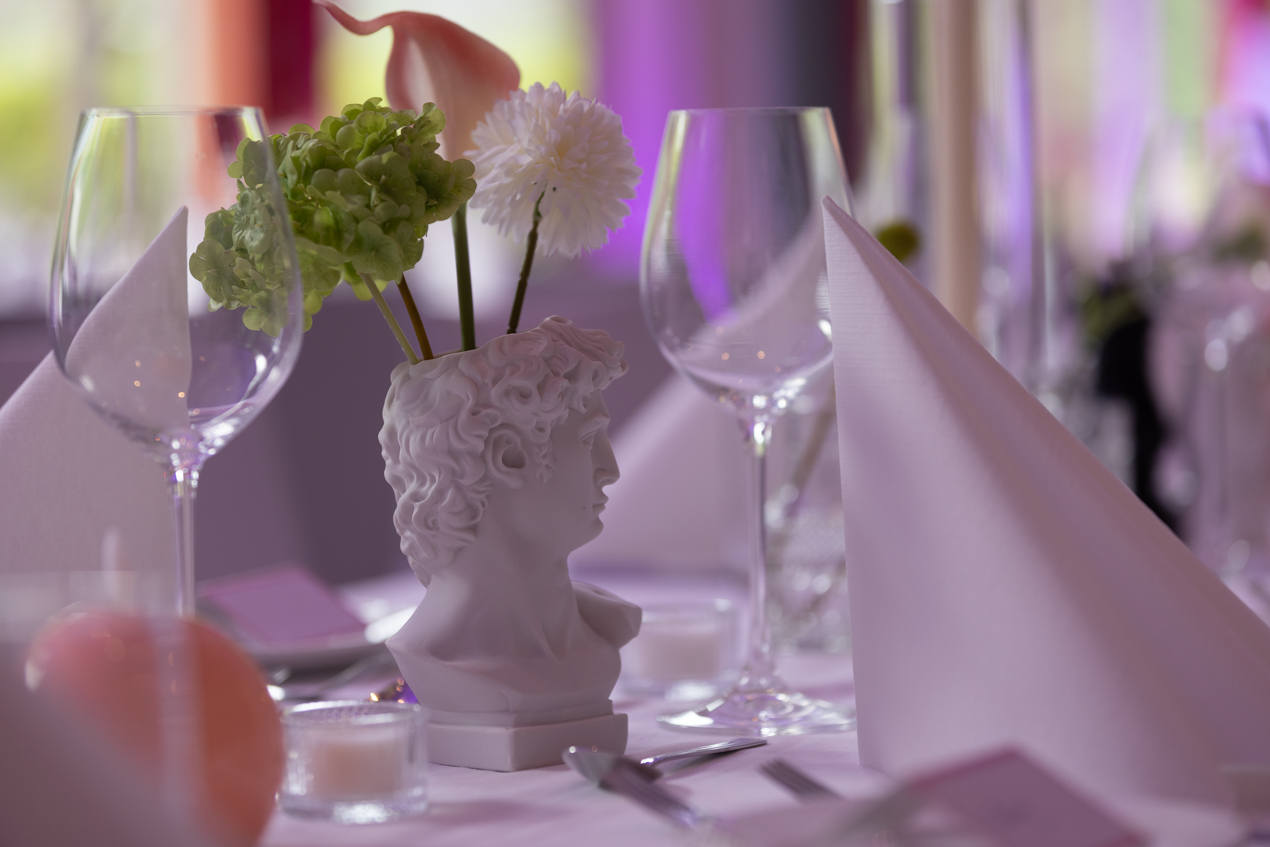 Bord dekorert med tilpasset eventdekor