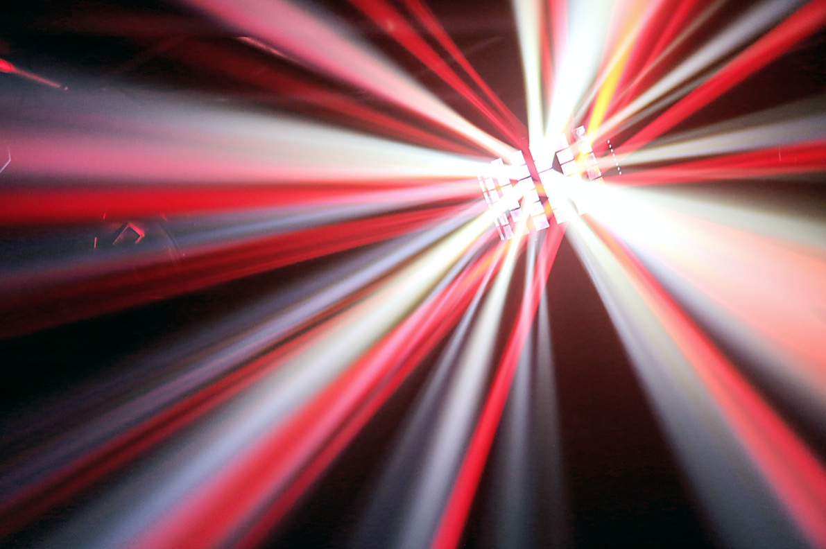 Discolys i bruk på dansegulv under fest