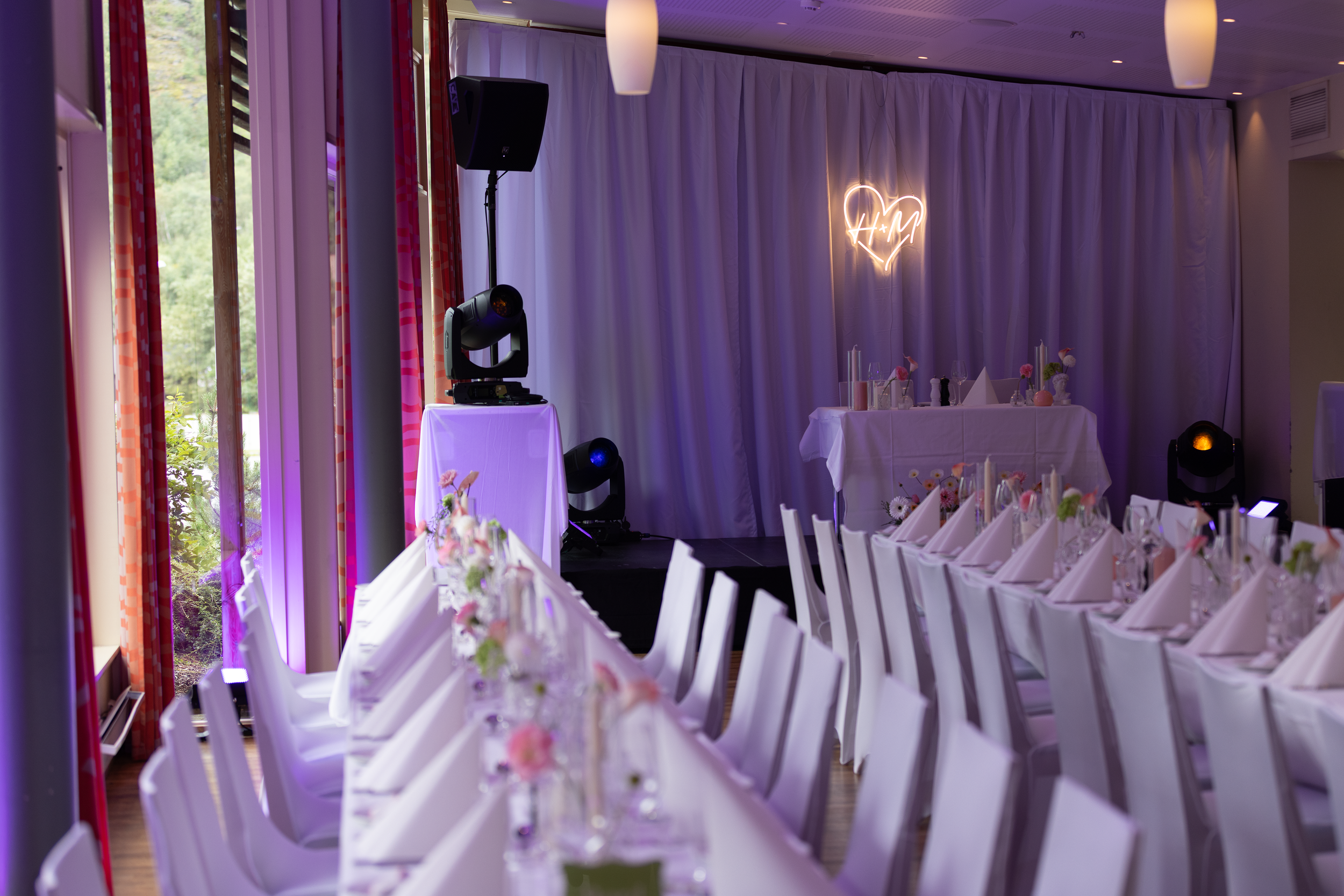 Hvite stoltrekk montert klart til bryllup