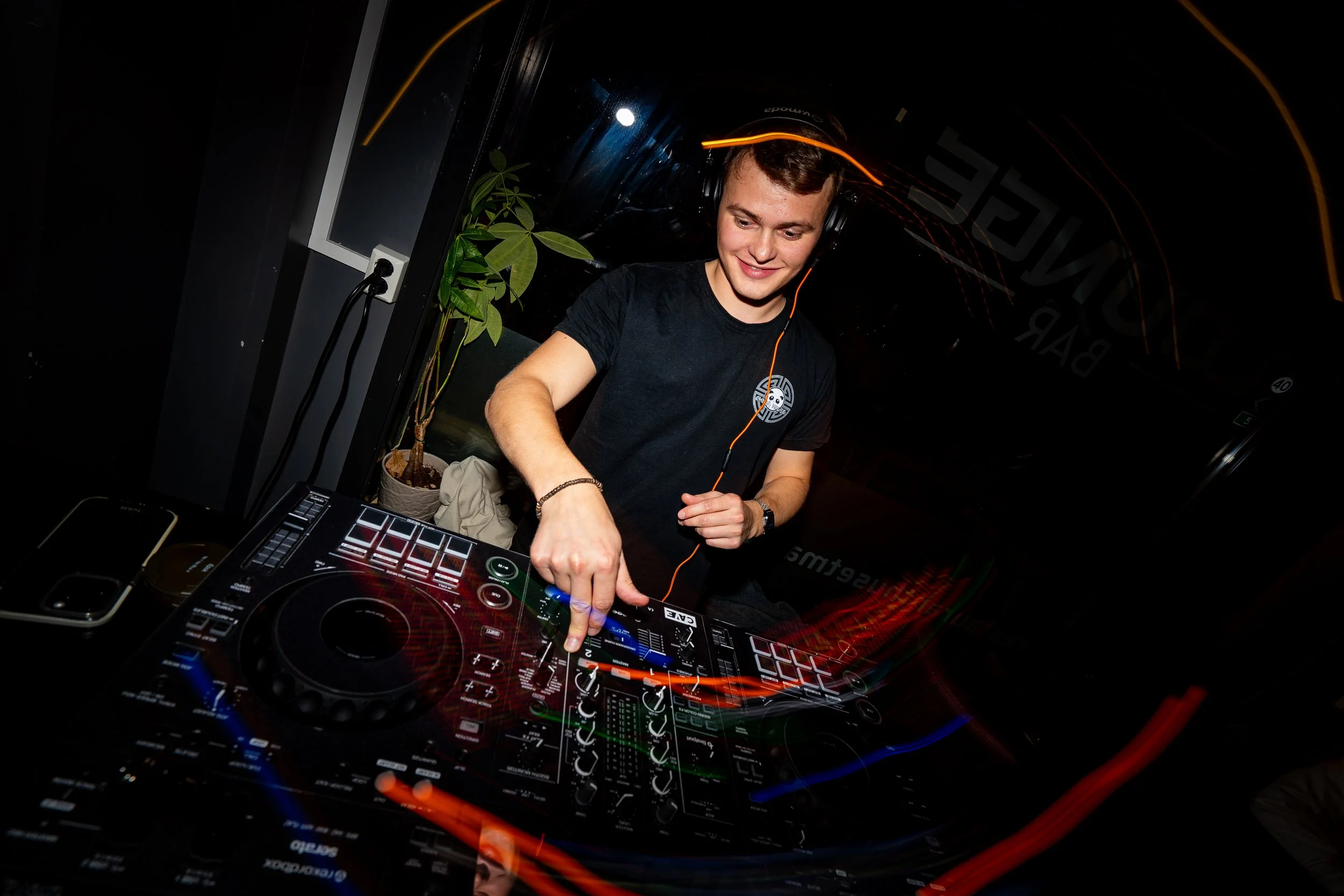 DJ spiller foran publikum på privat arrangement