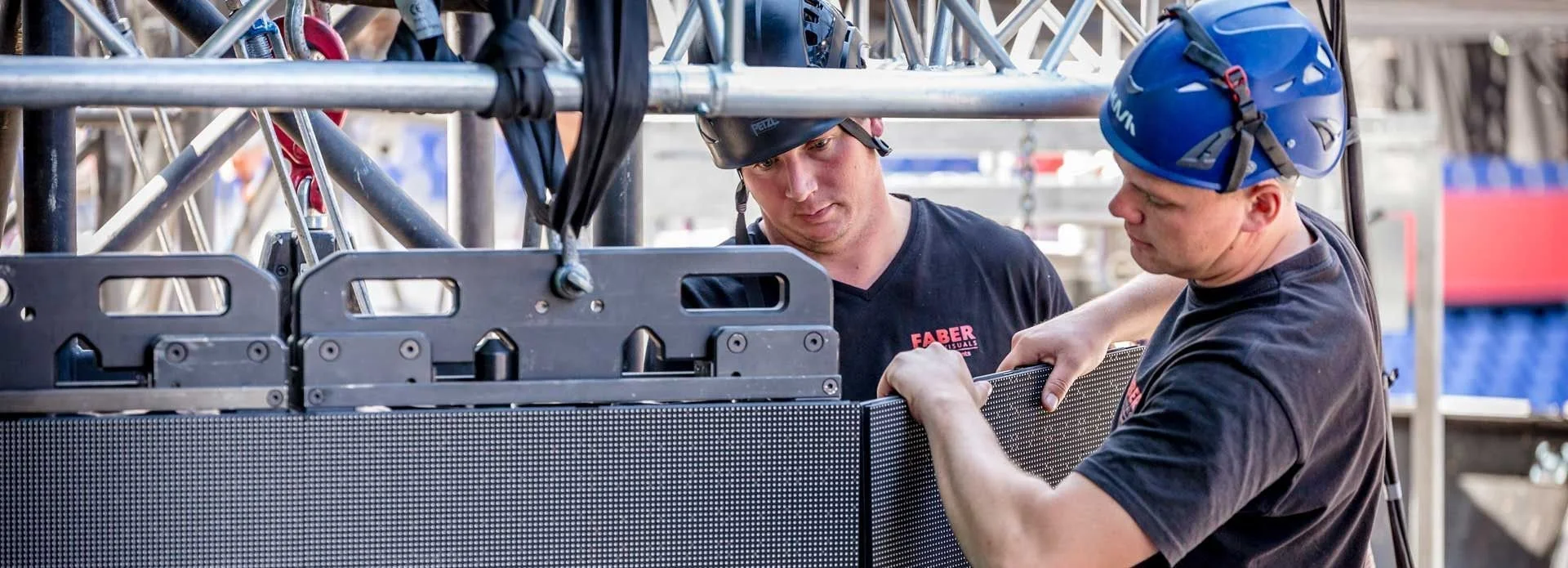 LED-skjerm rigges til visning av fotball vm i Oslo