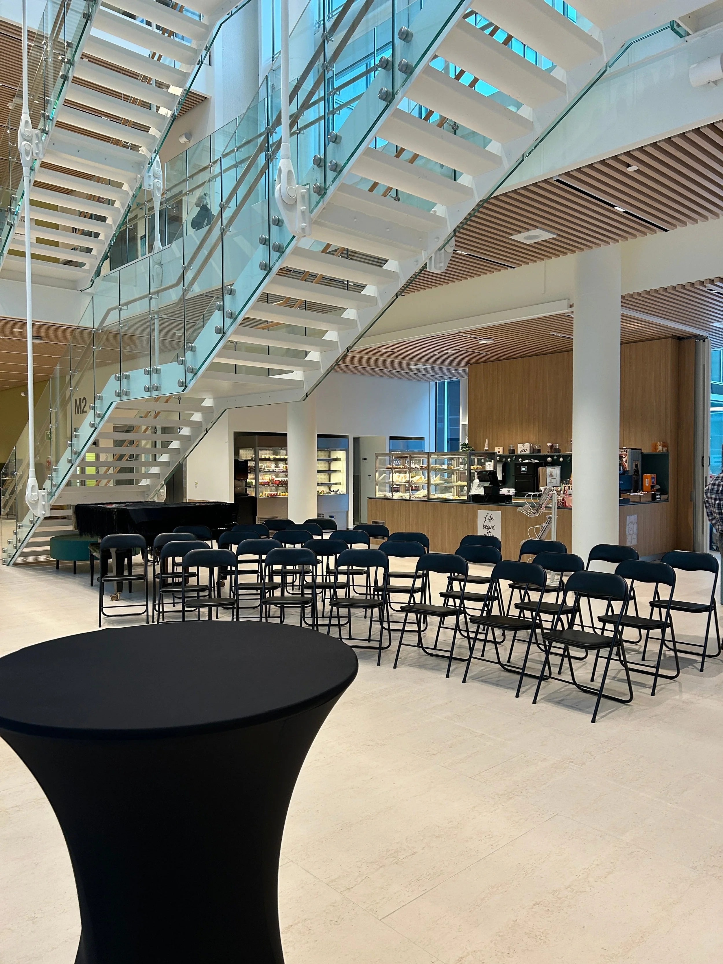 Oppsett av klappstoler til arrangement i Oslo