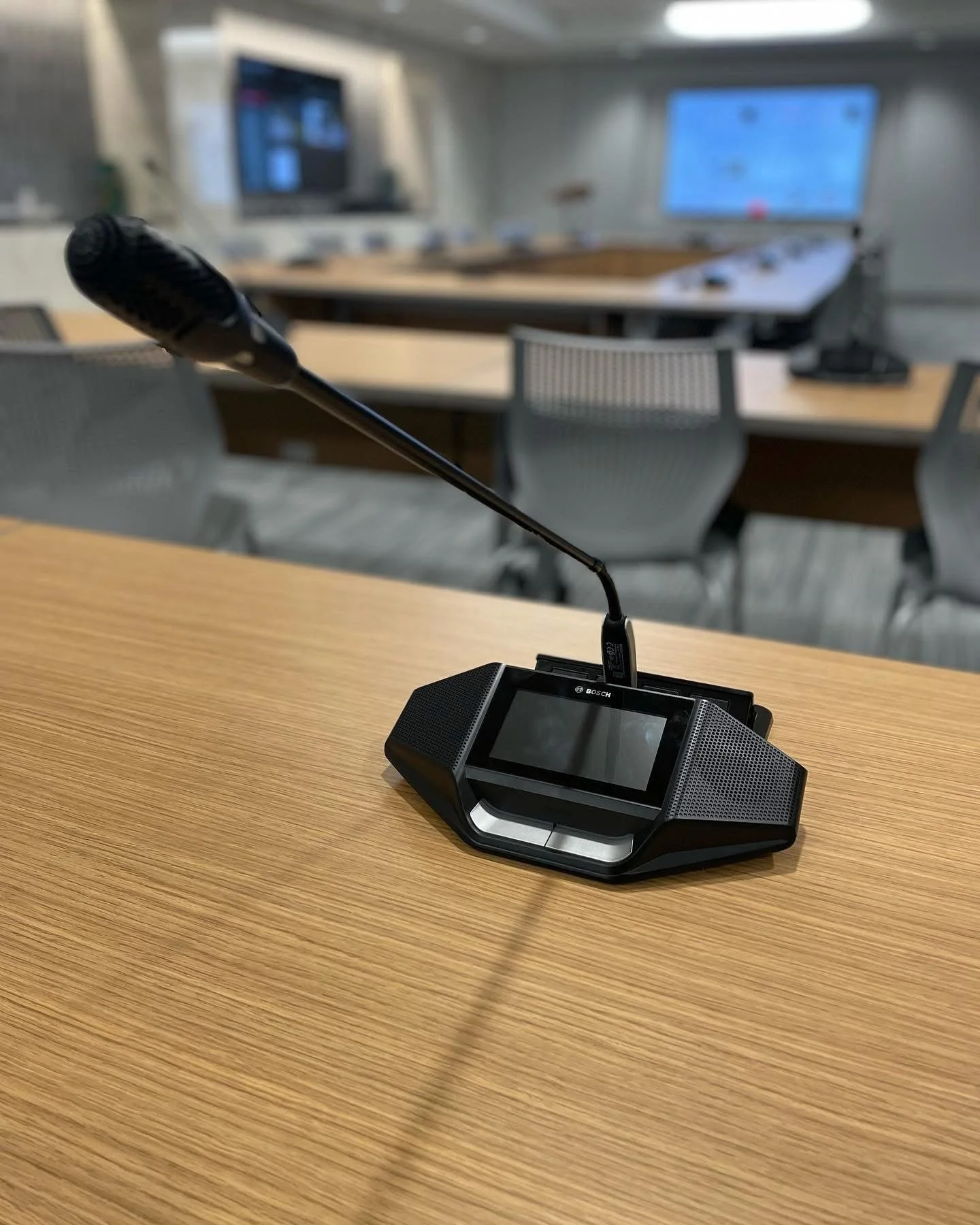 Komplett AV-produksjon under konferanse med bordmikrofon