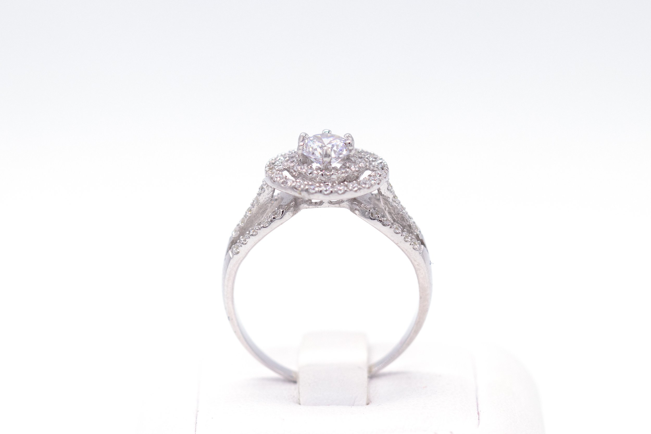 vecteezy_diamond-ring-9k-gold_2447643.jpg