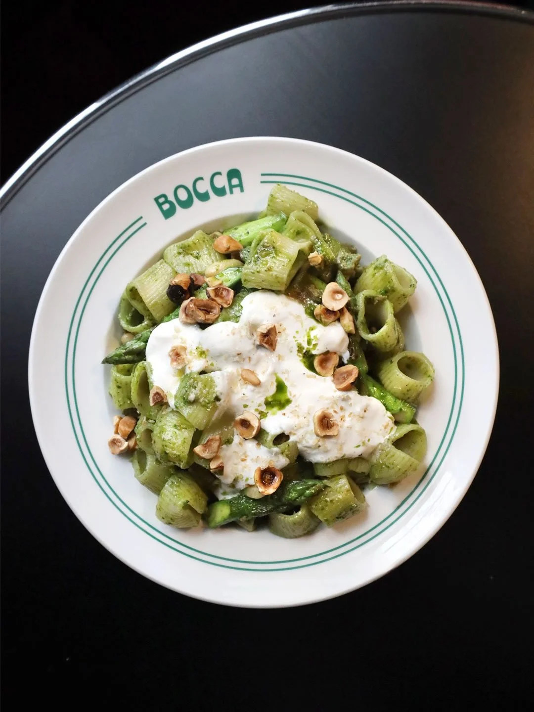 💚 Pesto Verde. Gr&uuml;ner Spargel, Cannellini, Burrata, Haselnuss, Salsiccia. Oder veggie: ohne Salsiccia.