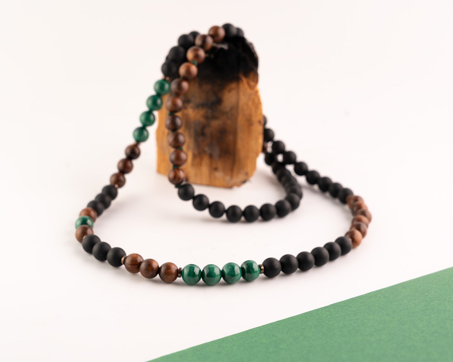 Collana uomo in Onice, Malachite e legno.