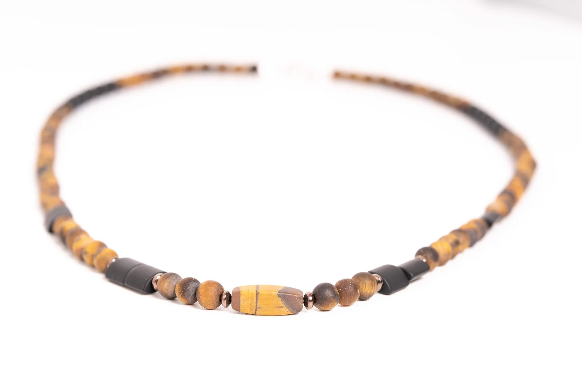 Collana in Occhio di Tigre satinato e Onice satinato. Elementi in argento.