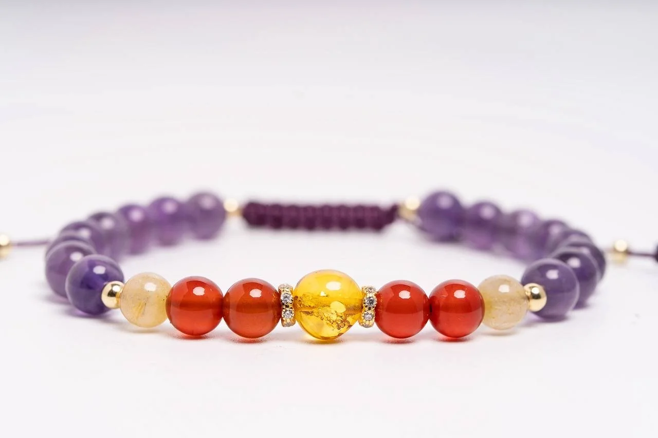 Bracciale in Ambra, Ametista, Corniola, Quarzo rutilato. Elementi in argento dorati