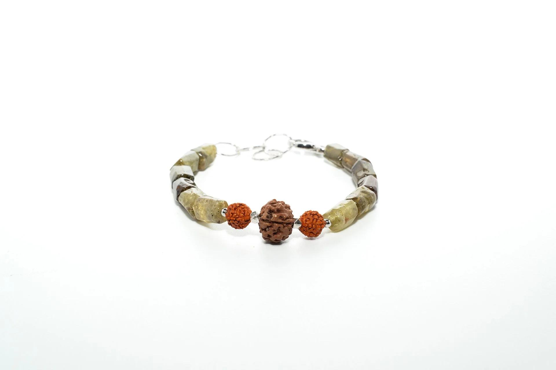 Bracciale in Olivina e semi di Rudraksha del Nepal. Elementi in argento