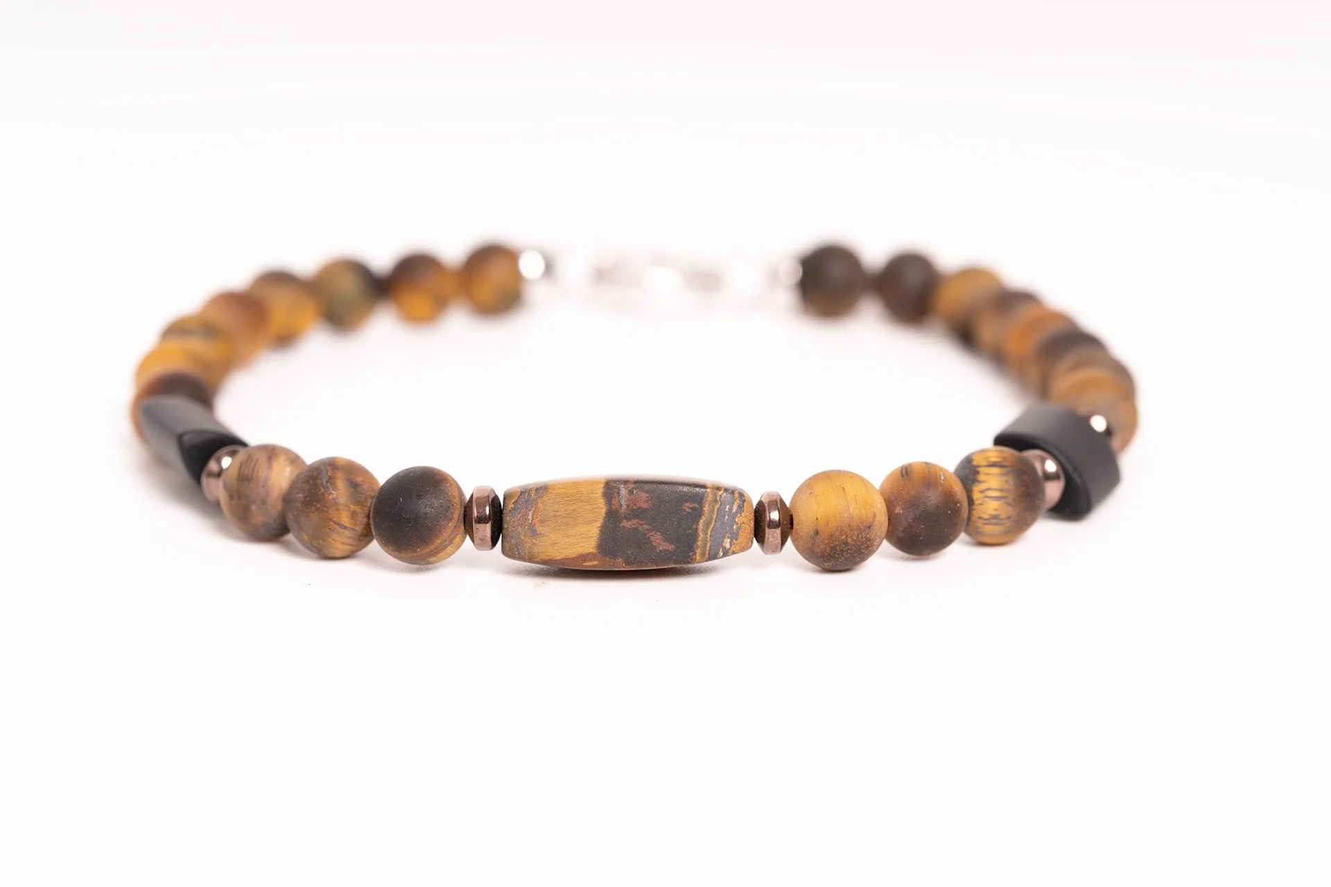 Bracciale in Occhio di Tigre satinato e Onice satinato. Elementi in argento