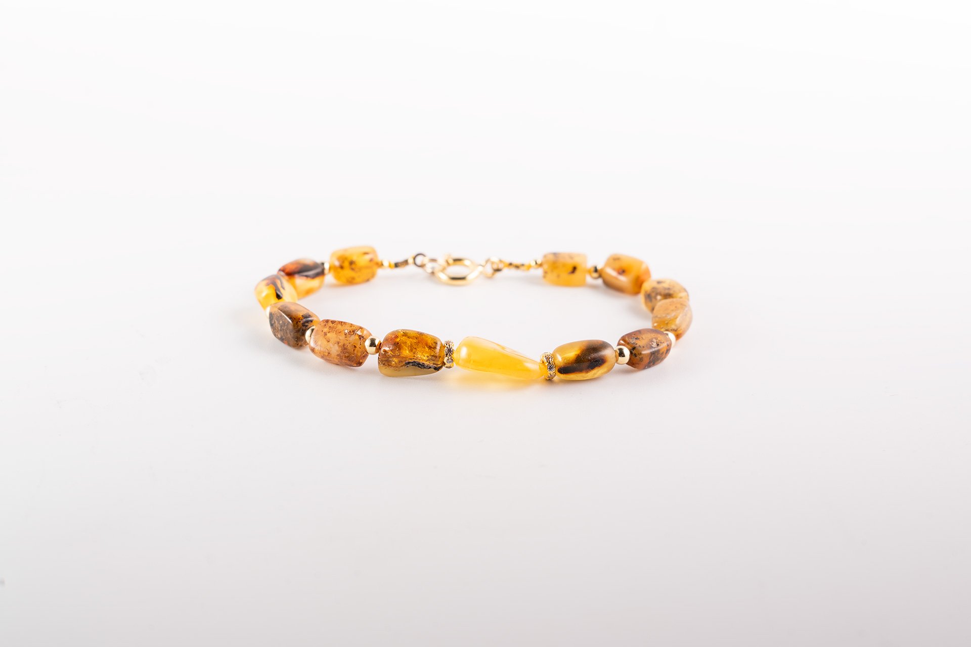 Bracciale donna in Ambra. Chiusura ed elementi in argento