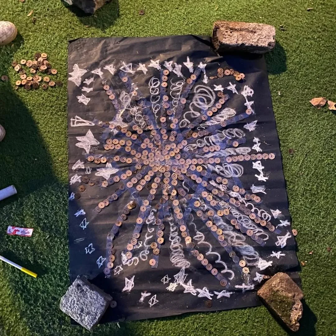 AMAZING FIREWORK ARTWORK MADE FROM FIREWORK DEBRIS 👏🎆

1) gather all the bits from Triangle's firework display
2) layout a big piece of paper 
3) start adding the bits to create a fireworks pattern
4) get all your friends involved too
5) add some c