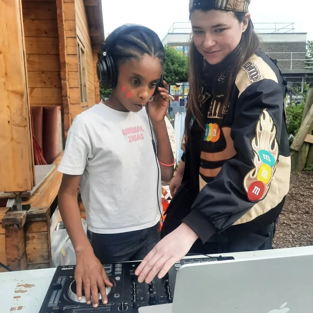 Only one way to end Easter in style... @gasworkslondon x Triangle DAY RAVE 🎉💃💿🎧🎊

DJ SKILLS 🎶
Glo Sticks 🔸️
Confetti Canons 💥
Neon face paint 🖌
Party snacks &amp; drinks 🍸

A wonderful afternoon of music and moving 😃

Big thanks to @gaswor