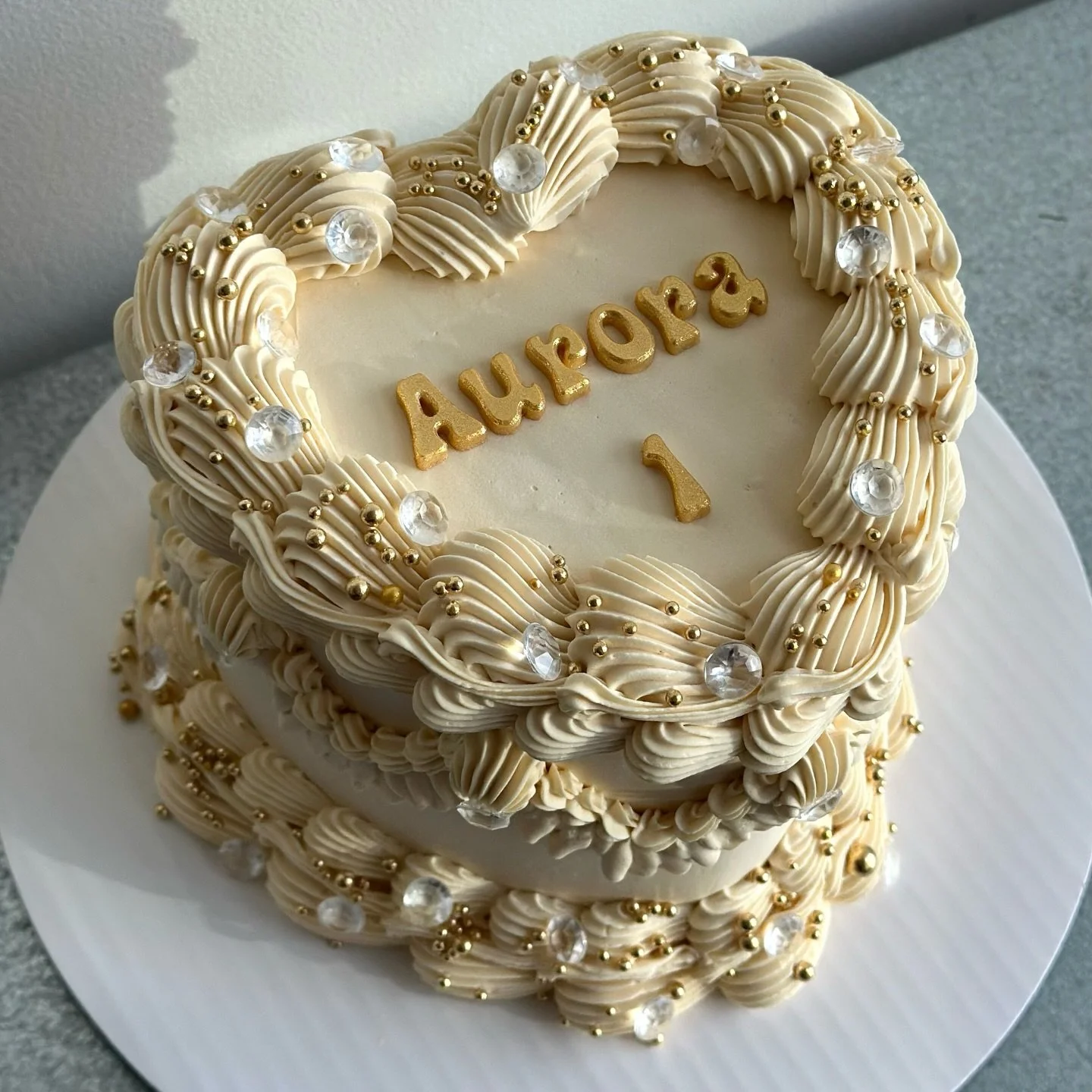congratulations on 1 year @aurora80aesthetics ! 🥂🍾✨ #customcakes #vancouver #bakedbysydney