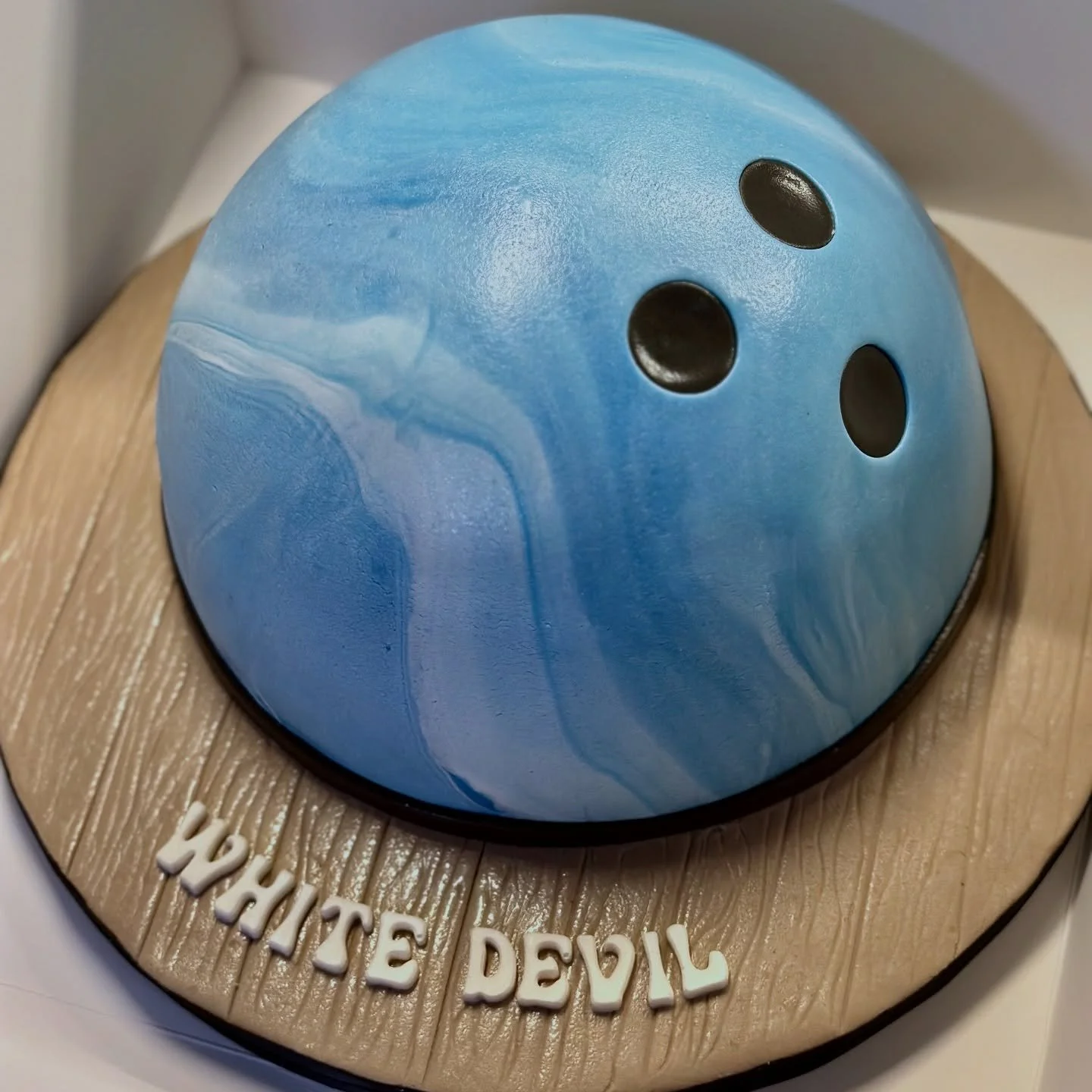 bowling ball cake for the queen @classyclaws 💅🎳 i&rsquo;ve been having the best time ever making these creative fondant cakes! 

** november bookings now closed, DM to book december! ❤️ **
