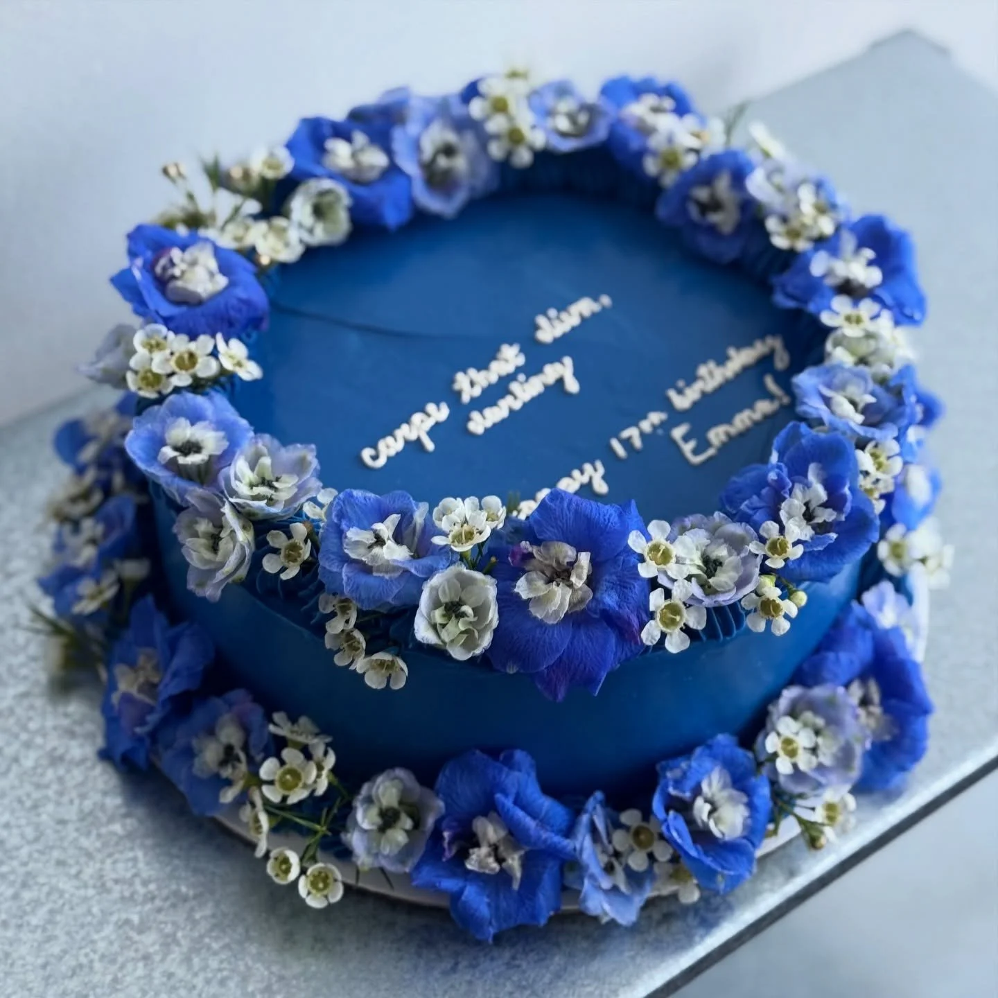 one of my favourite floral cakes ever 🦋💙