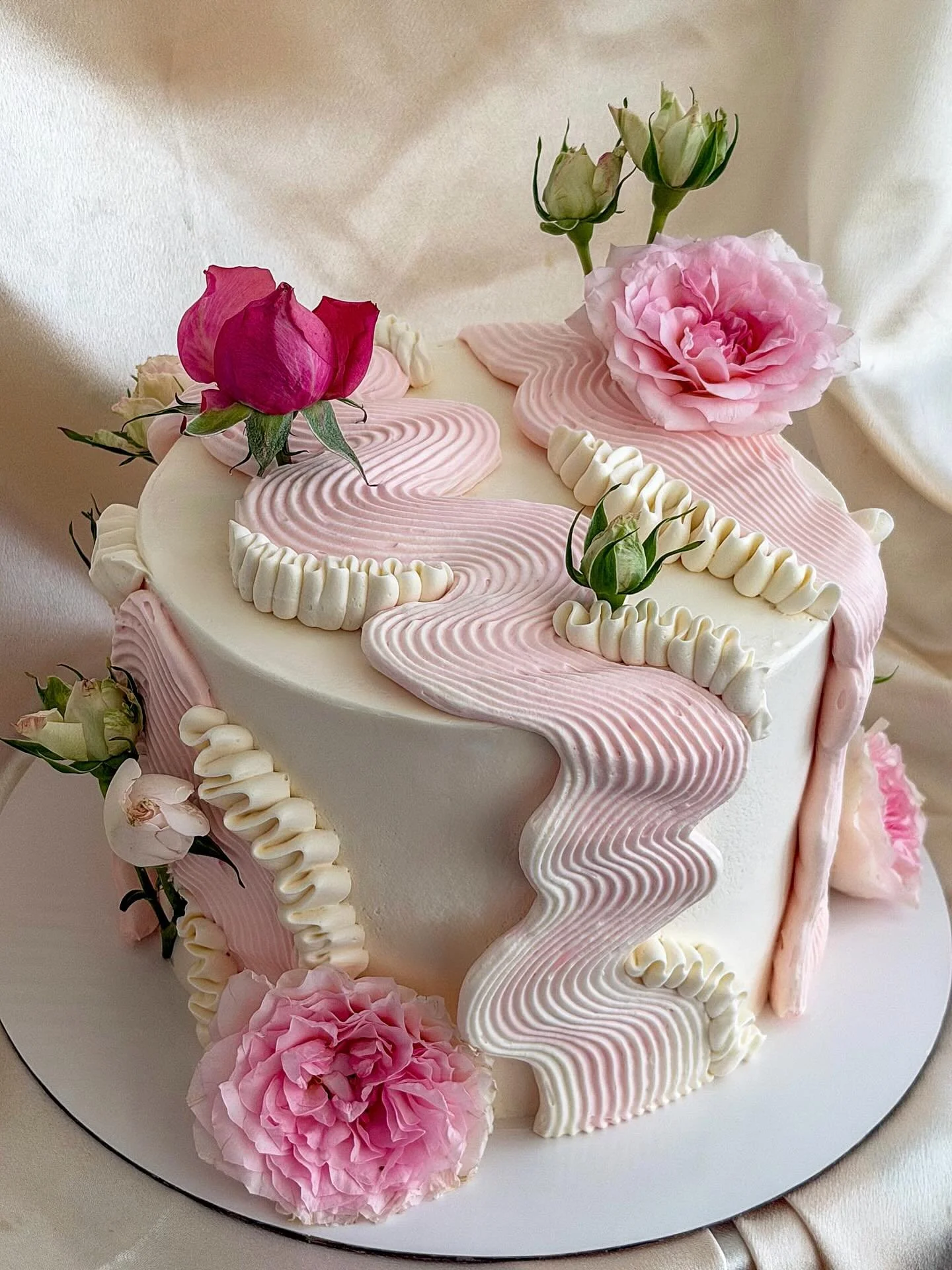 Abstract floral cake for Jenika 🌷🌸 #floralcakes #customcake #vancouver