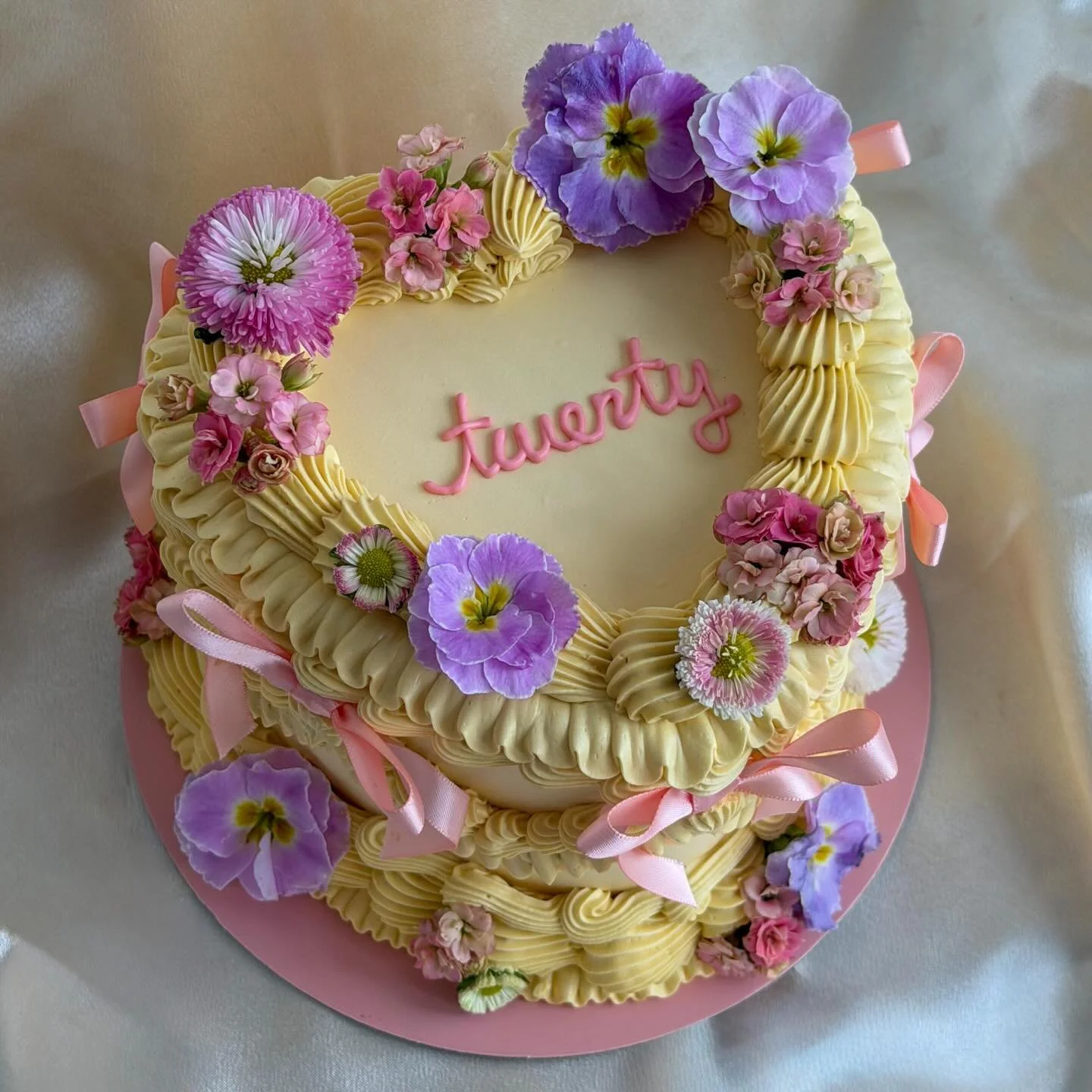 The spring florals are giving me life 🌸🌷#customcakes #vancouver