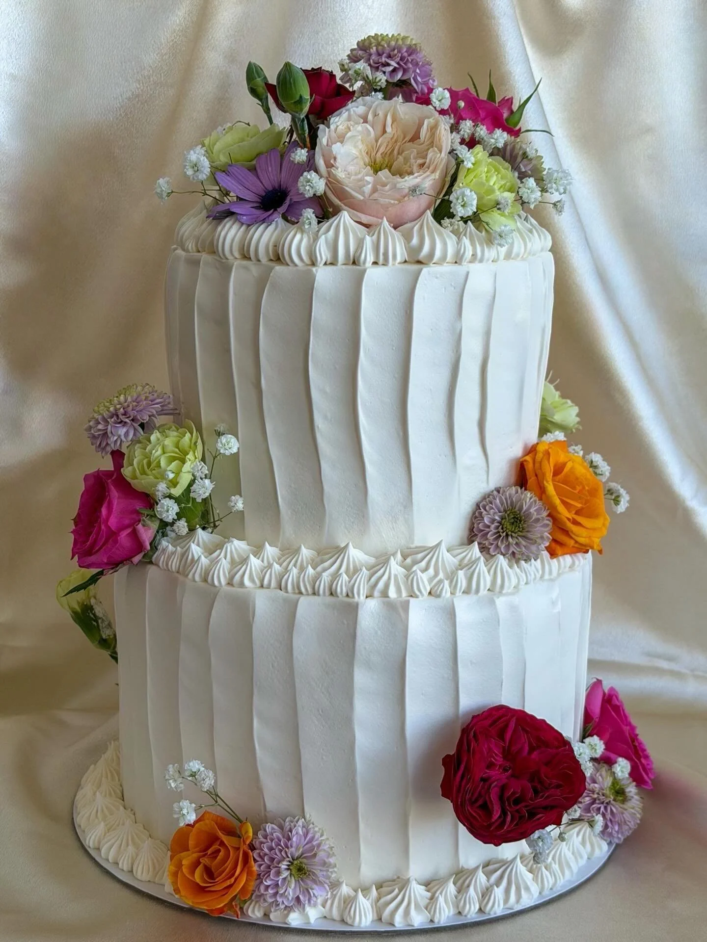 Soft, romantic, and completely bespoke 🤍🌸
This two-tier floral cake is designed to feel like a centrepiece, not just dessert!

📍 Vancouver
💌 Limited orders per week

Book now via DM or website before dates fill!