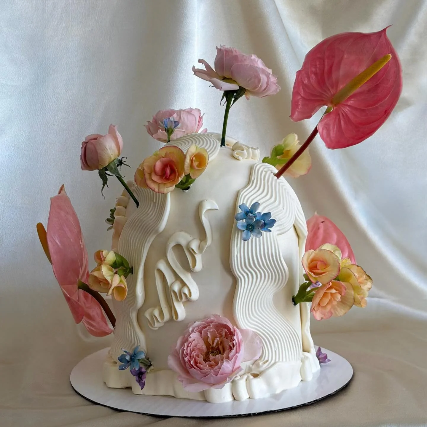 So obsessed with these abstract dome cakes!

Book now via DM or link in my bio ❤️ 

#vancouver #customcakes #domecake #floralcake #bakedbysydney